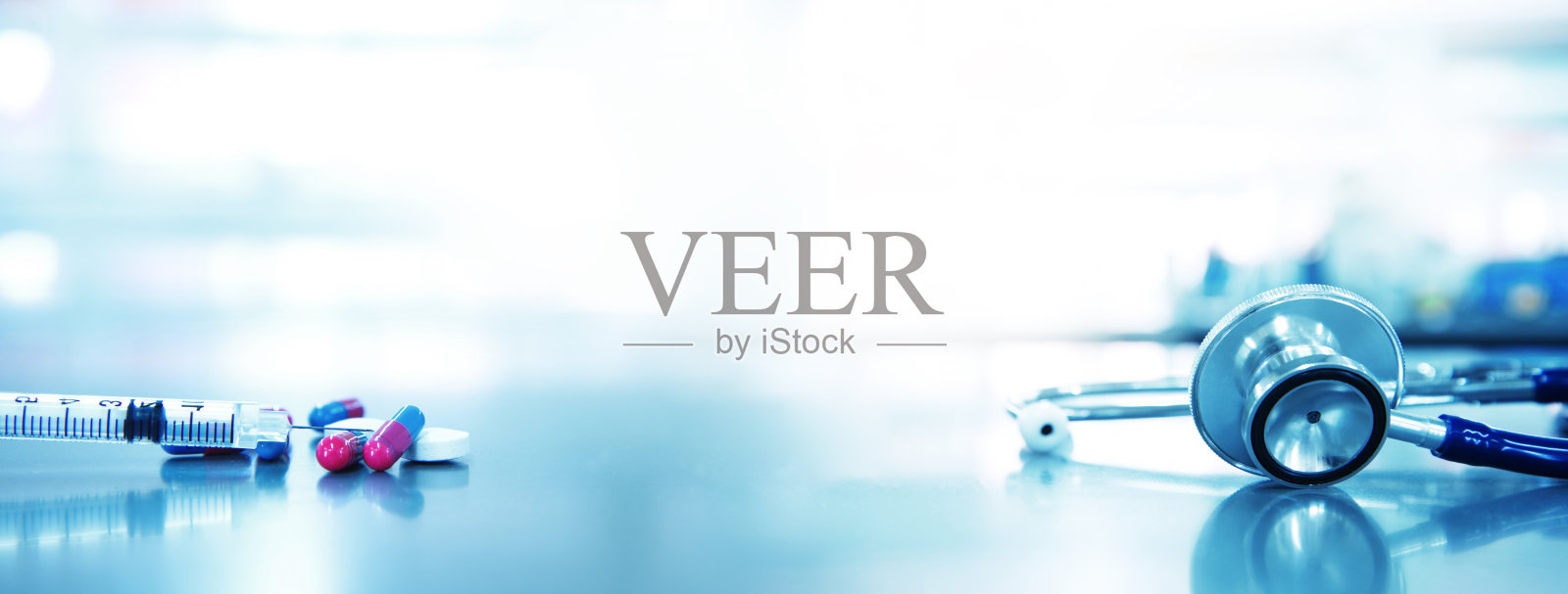 用于医生诊断的听诊器和医用药丸和胶囊在蓝色健康科学实验室横幅背景下照片摄影图片