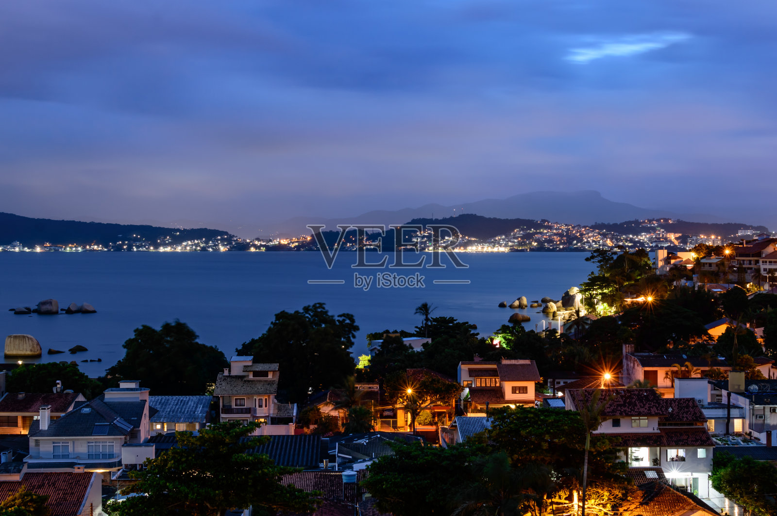 在Florianópolis Coqueiros附近的海滩夜景照片摄影图片