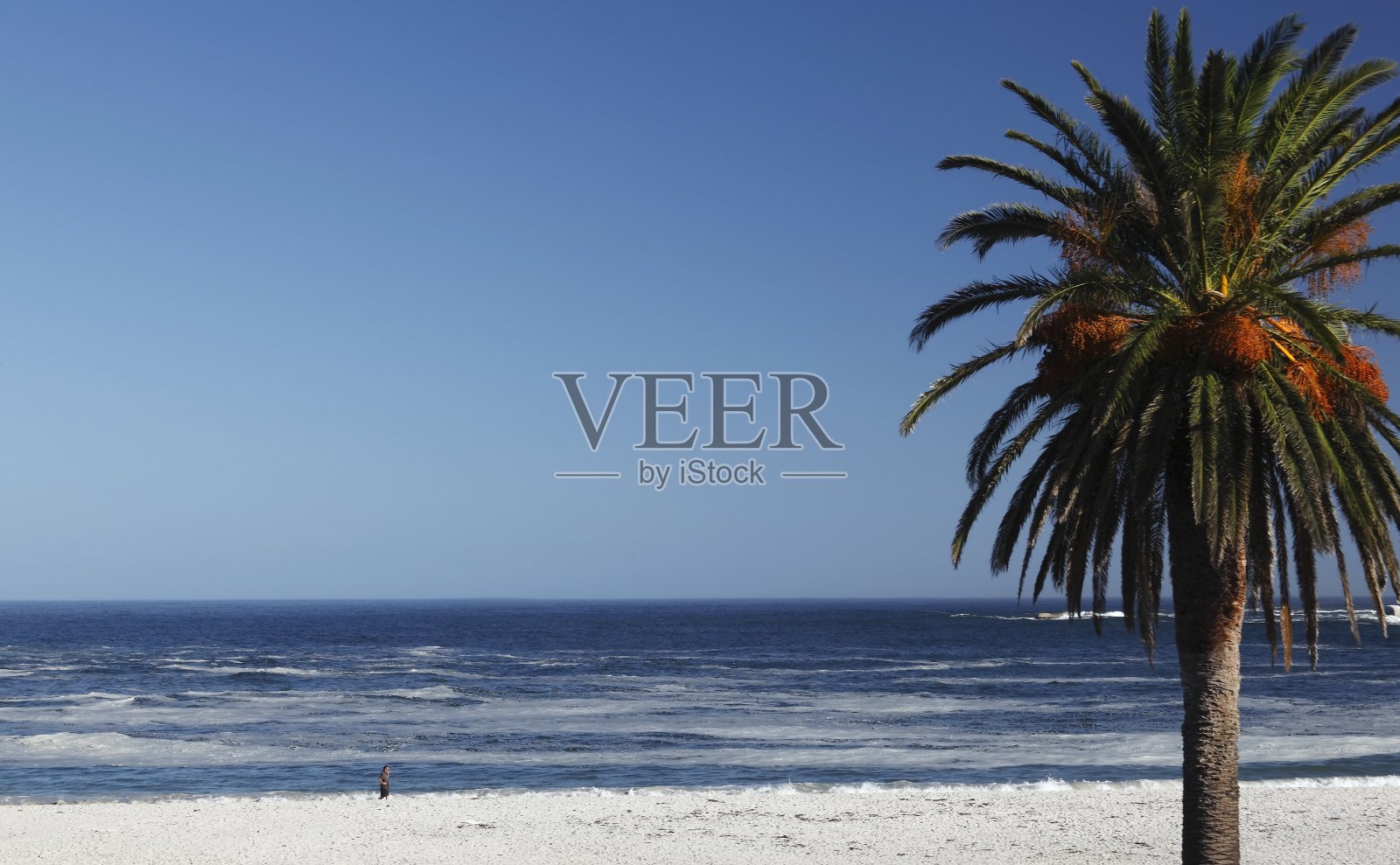 南非西开普省开普敦坎普斯湾海滩上的跑步者照片摄影图片