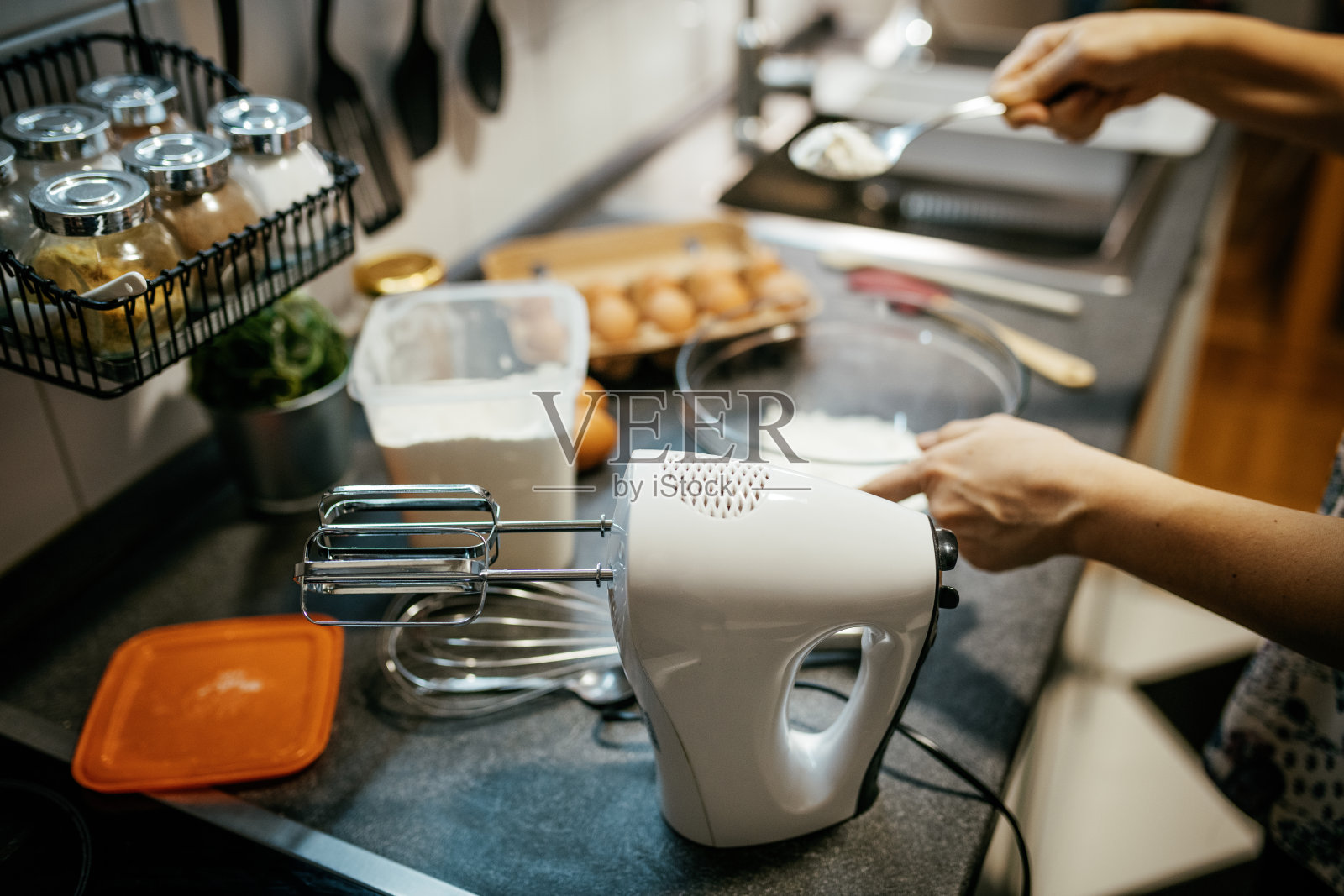 在厨房里做蛋糕或糕点的女人照片摄影图片