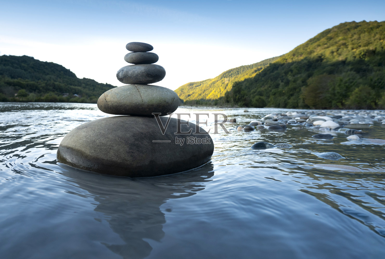 山河沿岸岩石堆积,平衡和谐的理念。照片摄影图片