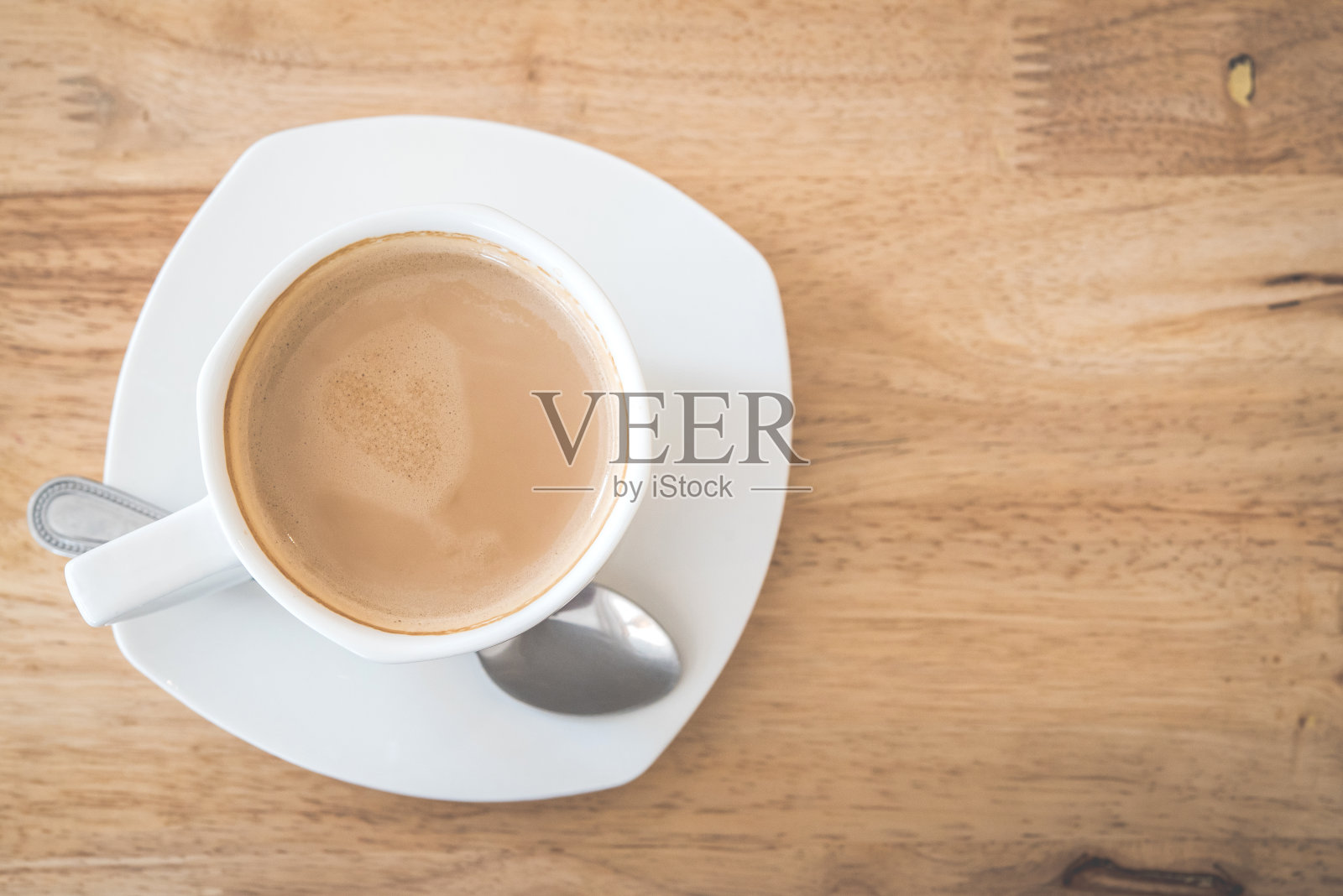 顶视图的热咖啡拿铁在木桌子的背景。照片摄影图片