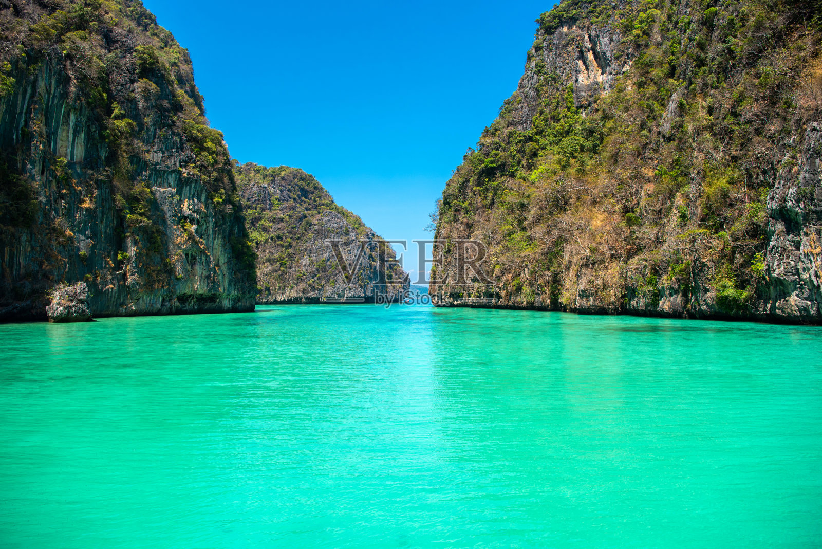 泰国甲米省皮皮岛皮皮湾的美丽清澈的水。照片摄影图片