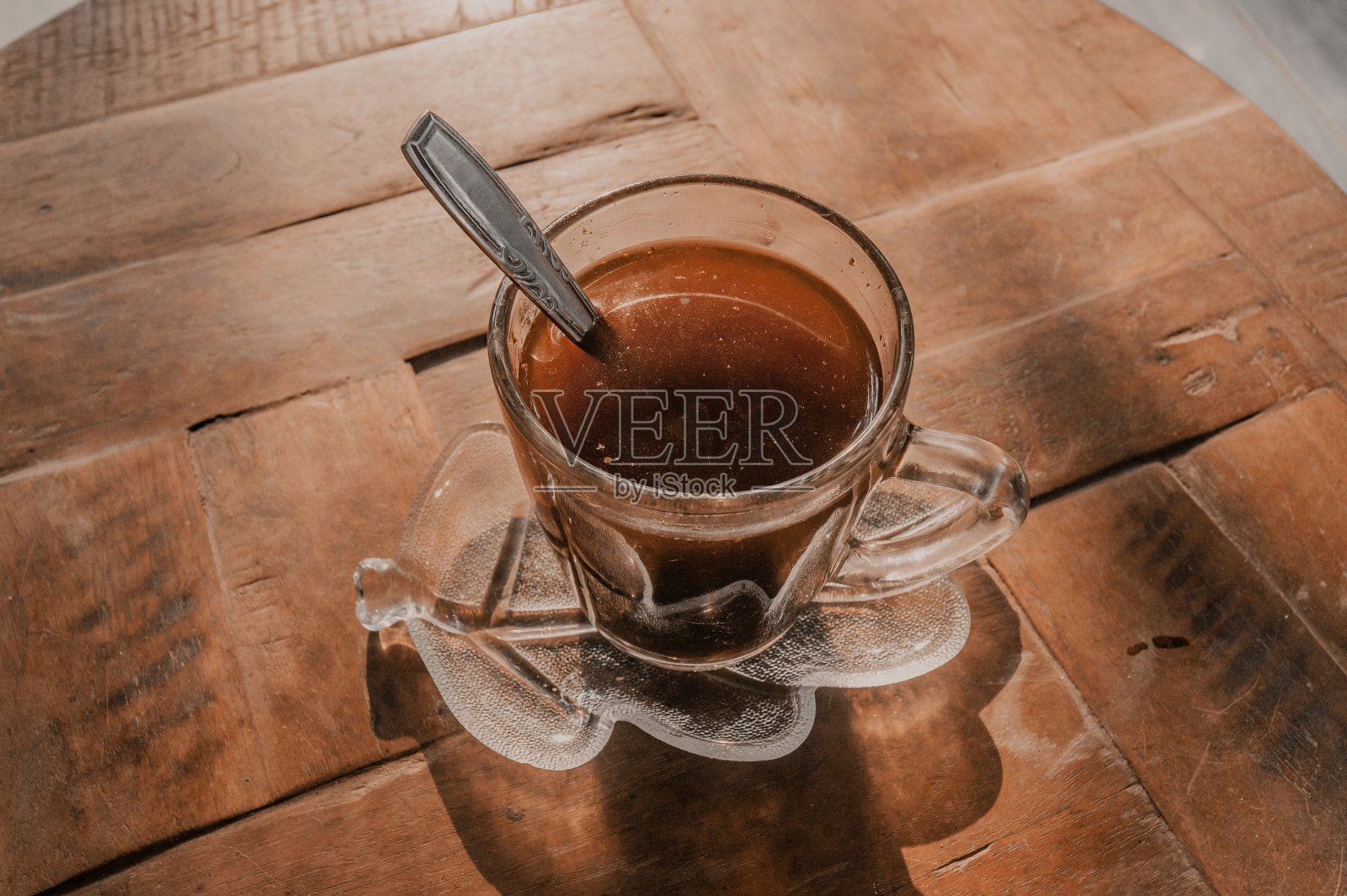 透明玻璃杯里的黑咖啡照片摄影图片