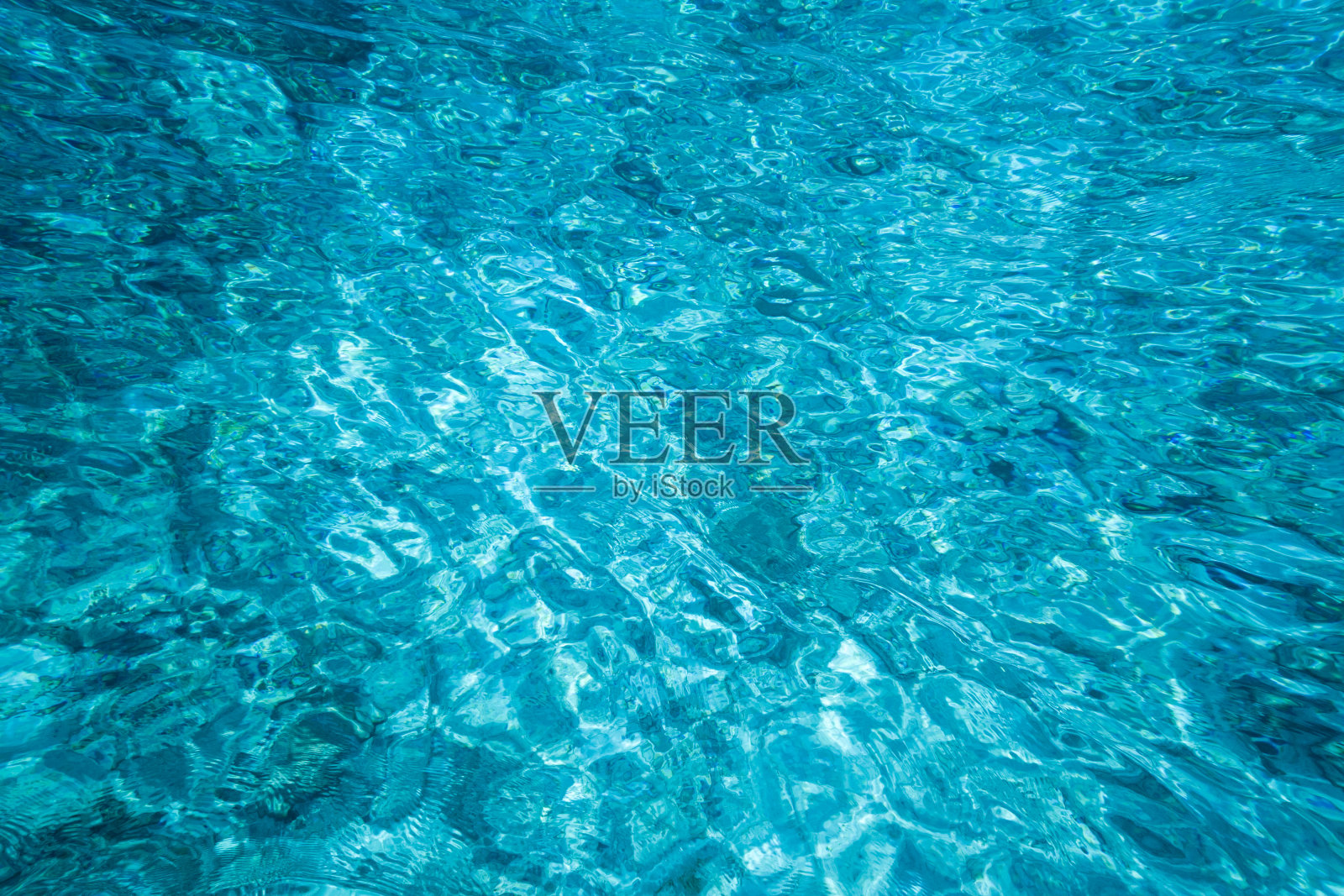 清澈的海水可以看到沙子。照片摄影图片