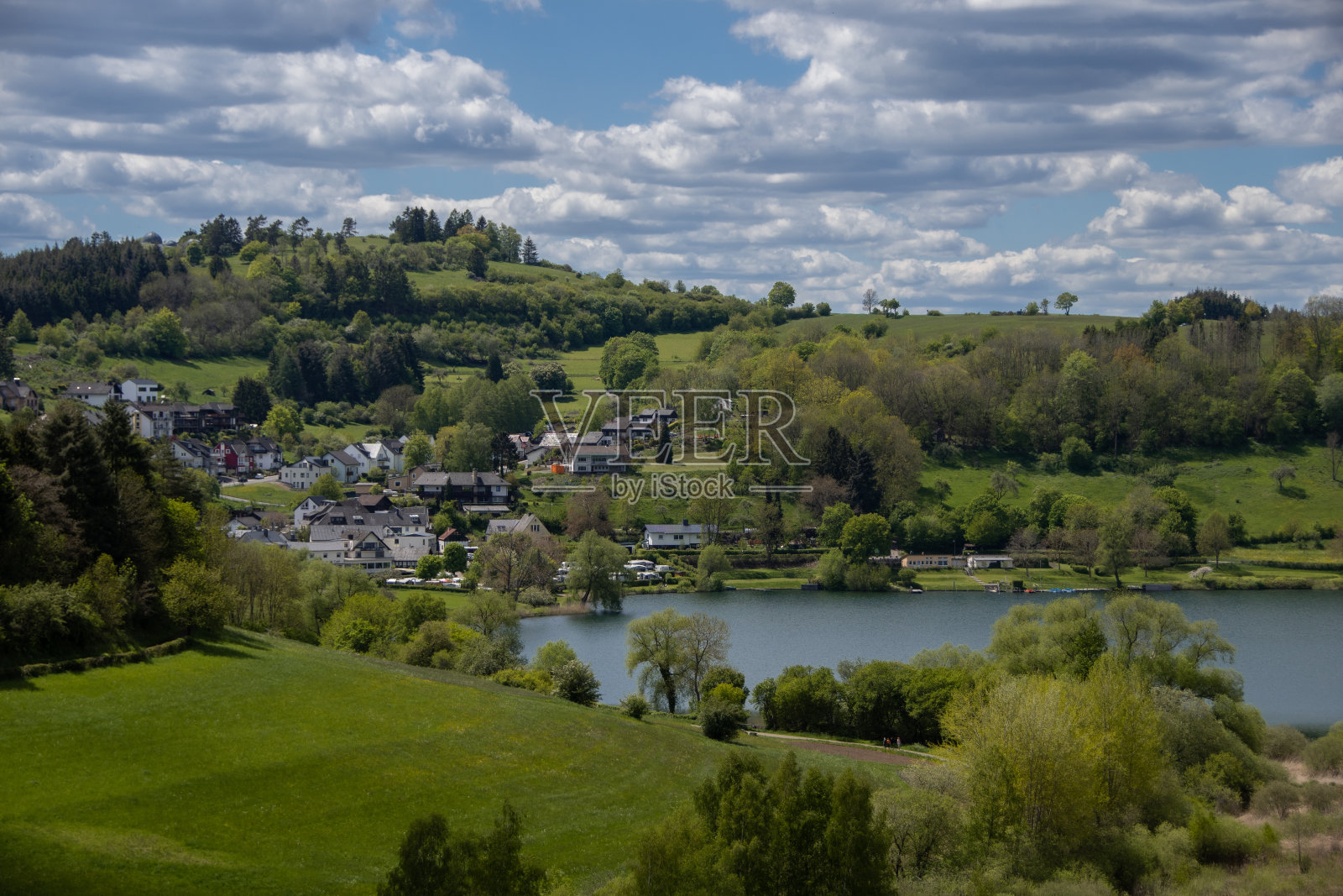 Schalkenmehren村和Schalkenmehrener Maar的景色照片摄影图片