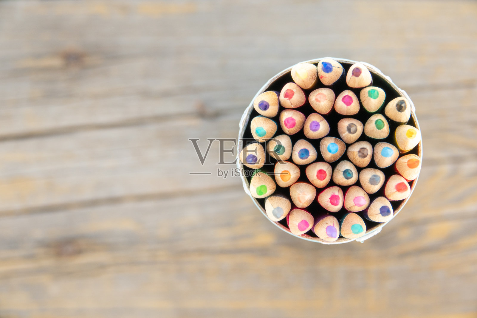 彩色的铅笔像笑脸一样让人在木头上孤立。社交网络传播概念。照片摄影图片