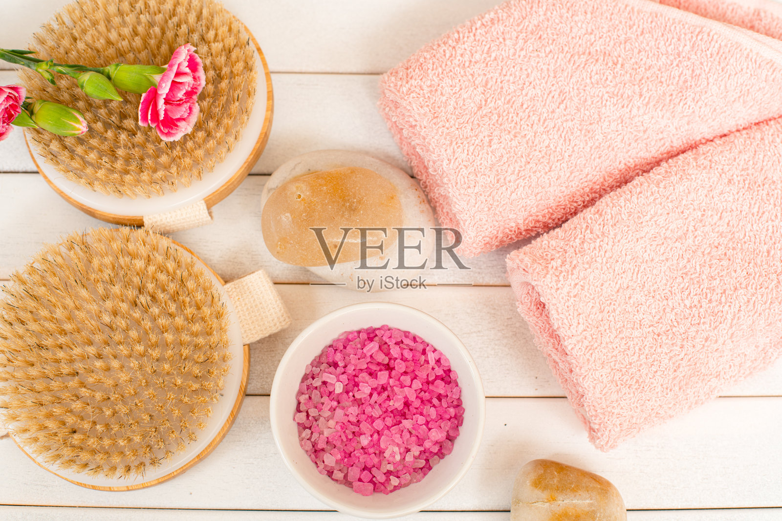 粉色水疗盐和配件照片摄影图片