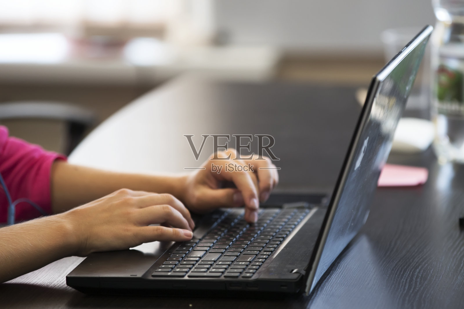 打印在笔记本电脑上。在电脑前工作。在办公室用电脑工作。手放在键盘上照片摄影图片