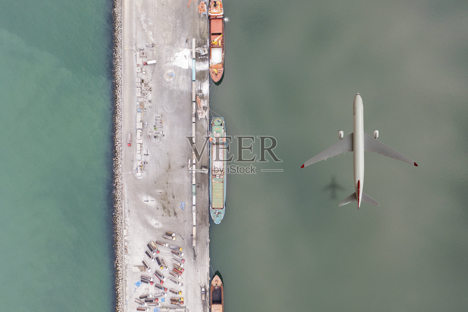 货机在货轮上空飞行。照片摄影图片