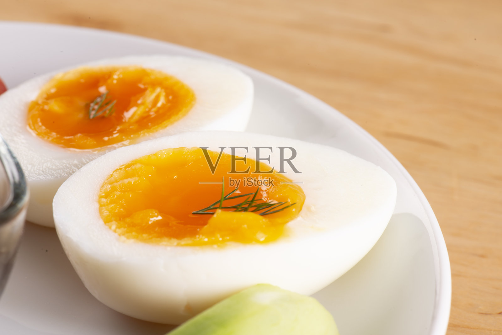 煮鸡蛋在白盘子里宏照片摄影图片