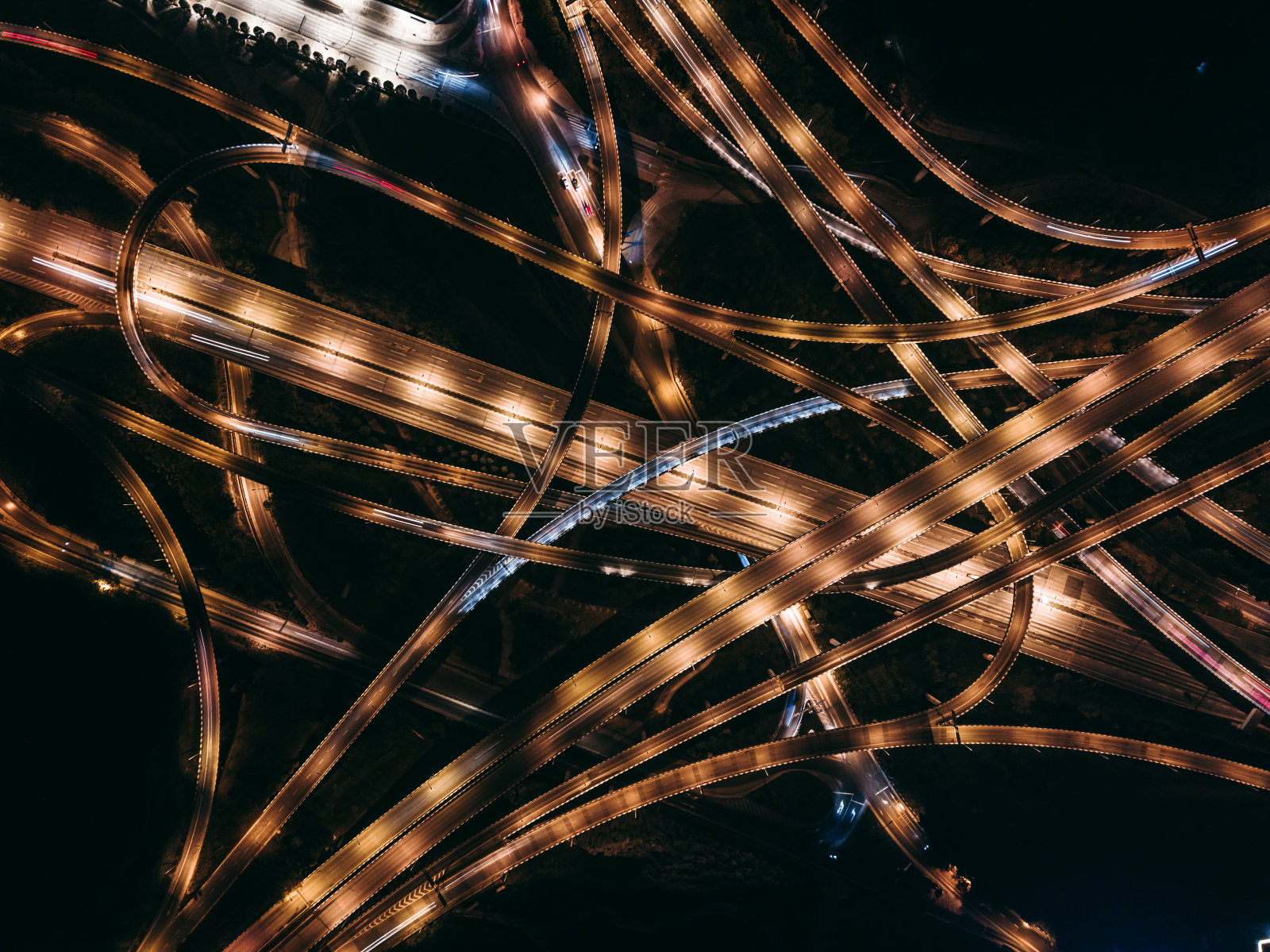 鸟瞰图的复杂天桥和繁忙的交通在夜间照片摄影图片