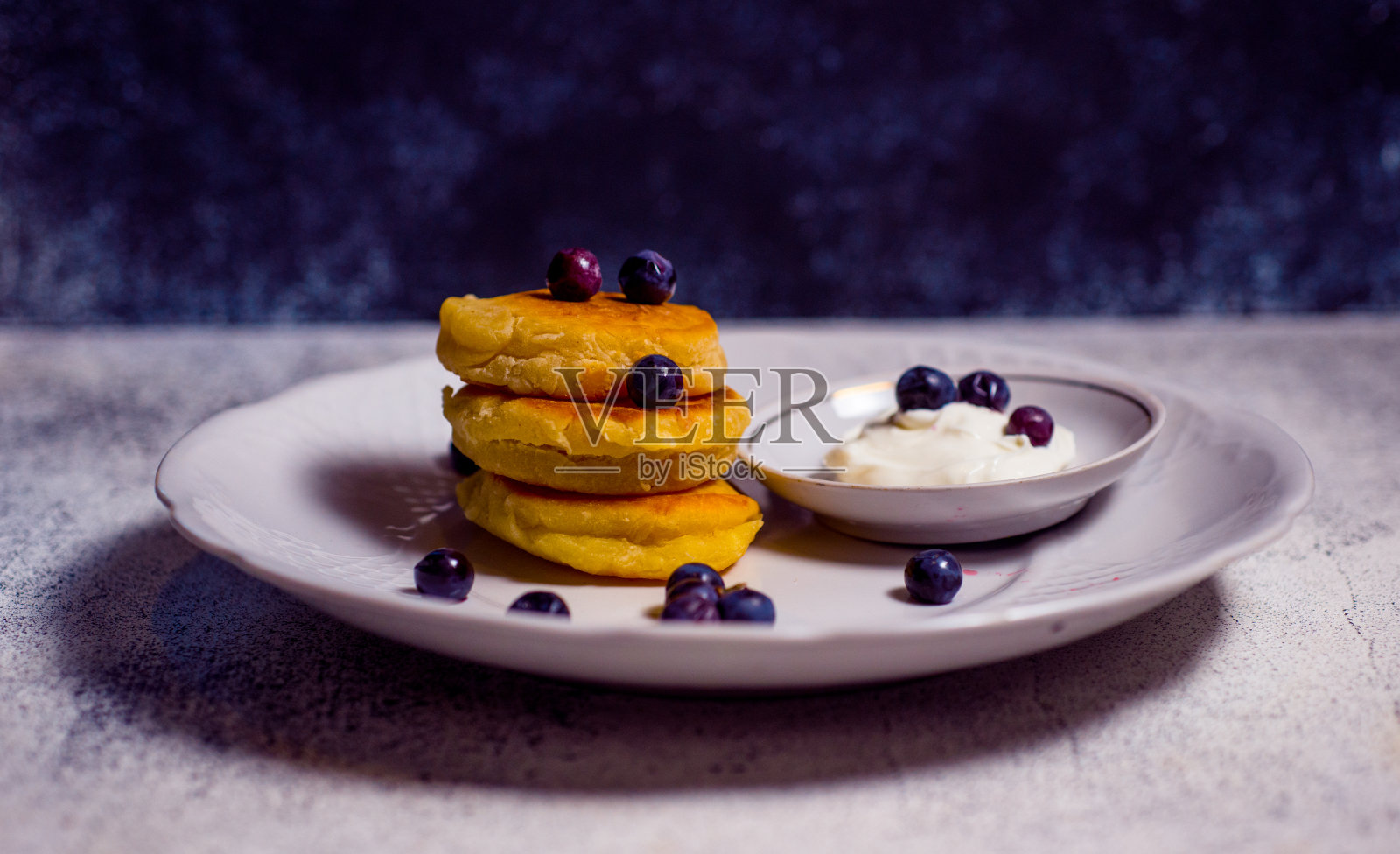 小煎饼配酸奶油,巧克力,香蕉,洒上可可,家常菜,美味的芝士蛋糕照片摄影图片