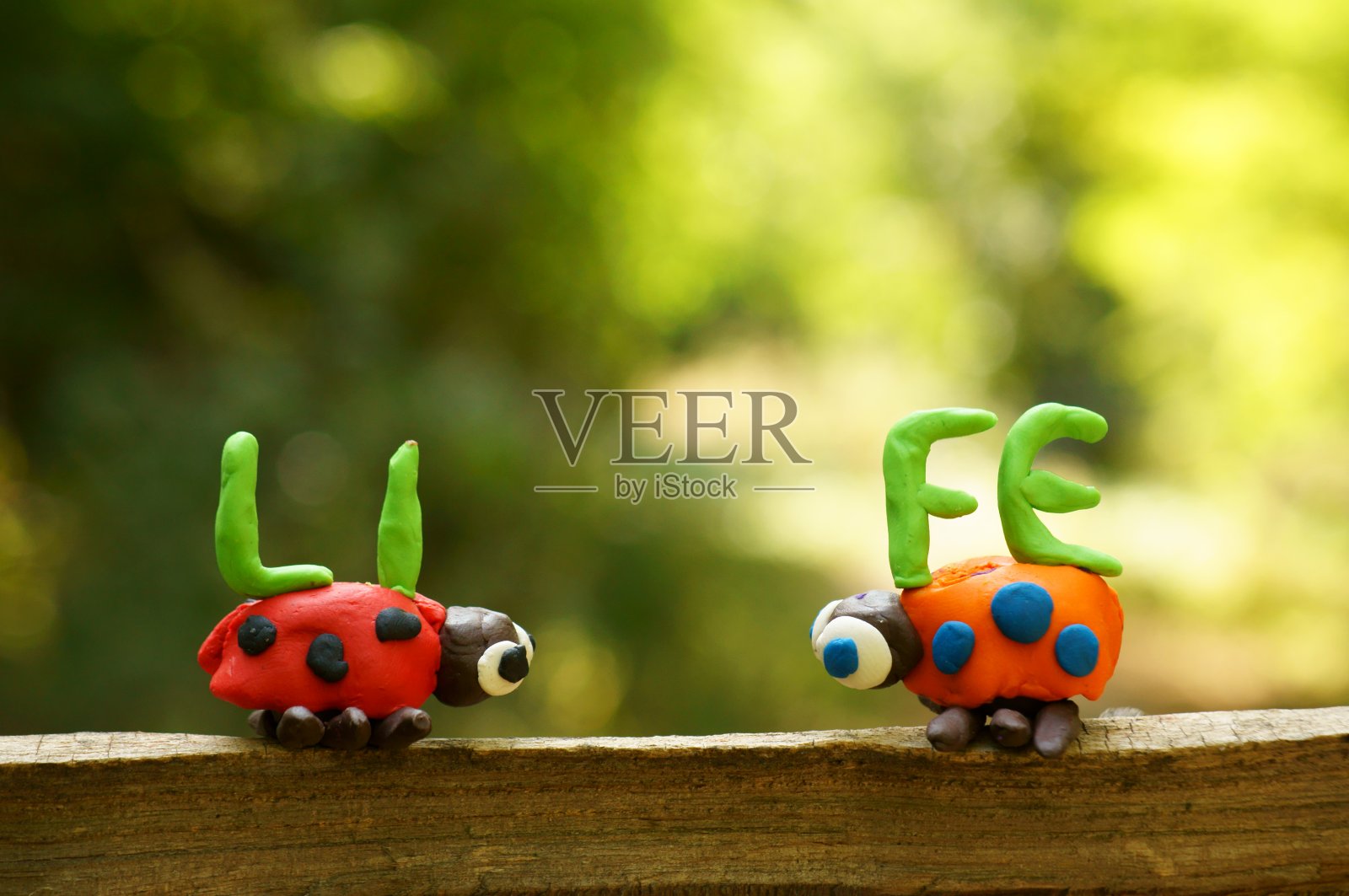 两个用橡皮泥制成的瓢虫。照片摄影图片