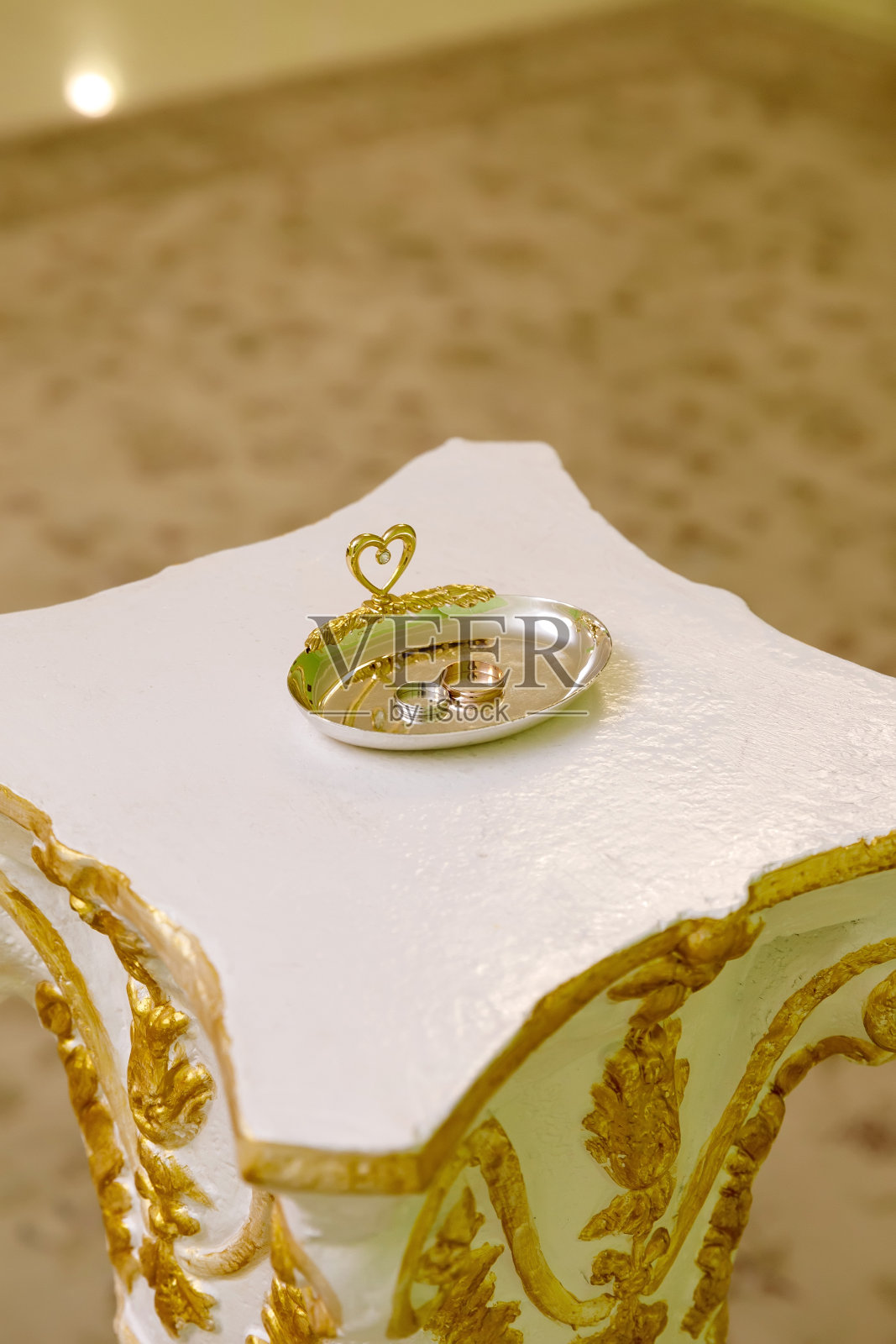 两个戒指放在一个架子上照片摄影图片