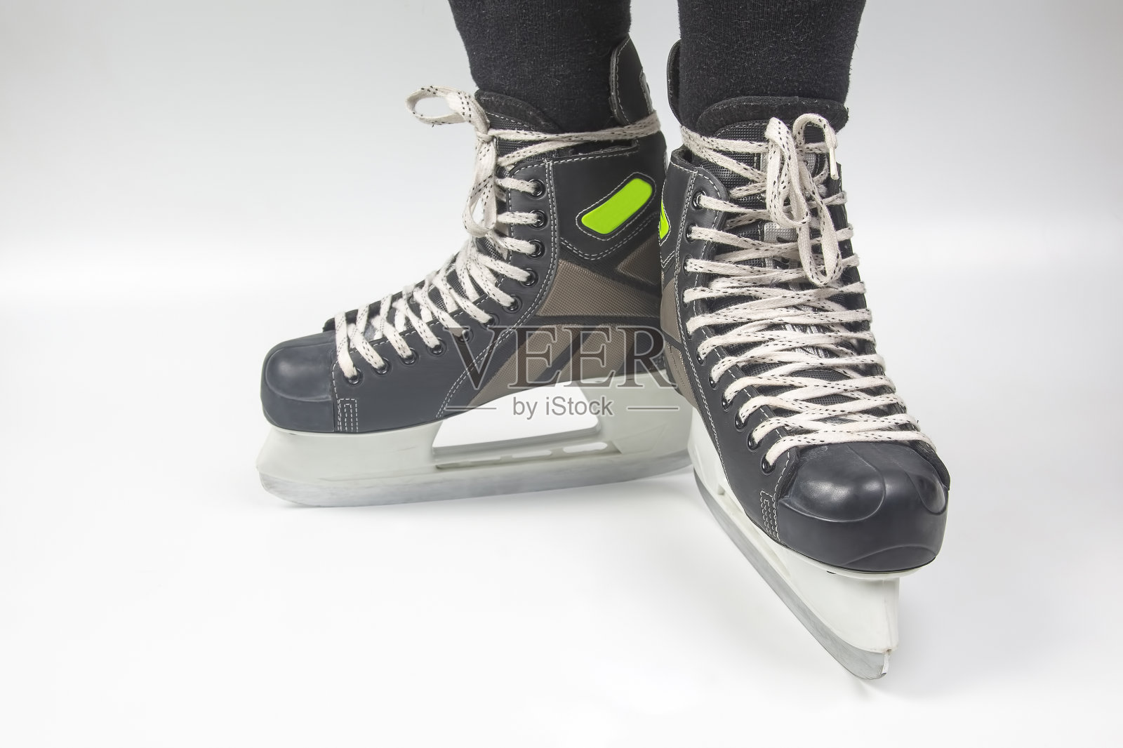 在白色背景上滑冰的男子溜冰鞋照片摄影图片