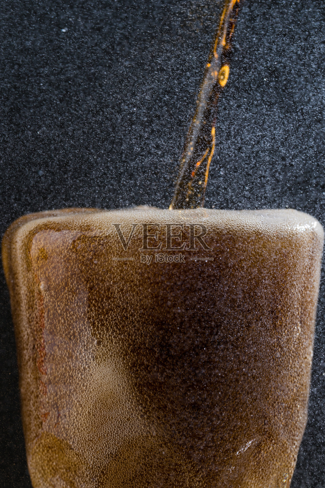 苏打饮料倒入玻璃宏在工作室照片摄影图片