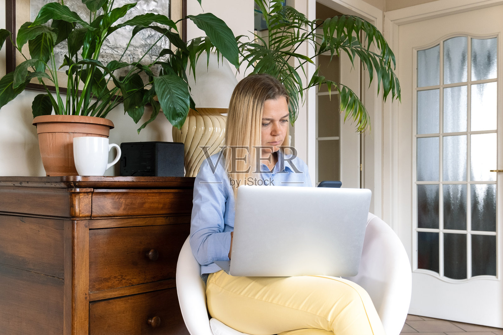 智能工作远程学习在线教育和工作、家庭办公室照片摄影图片