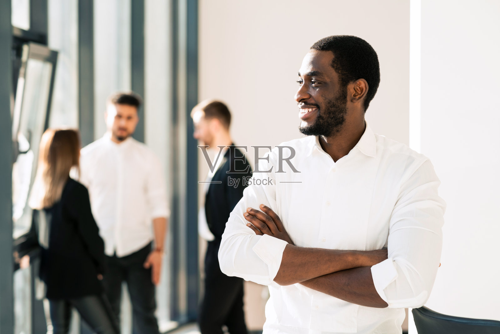 微笑的办公室职员的肖像。公司的老板和他的员工都是黑人照片摄影图片