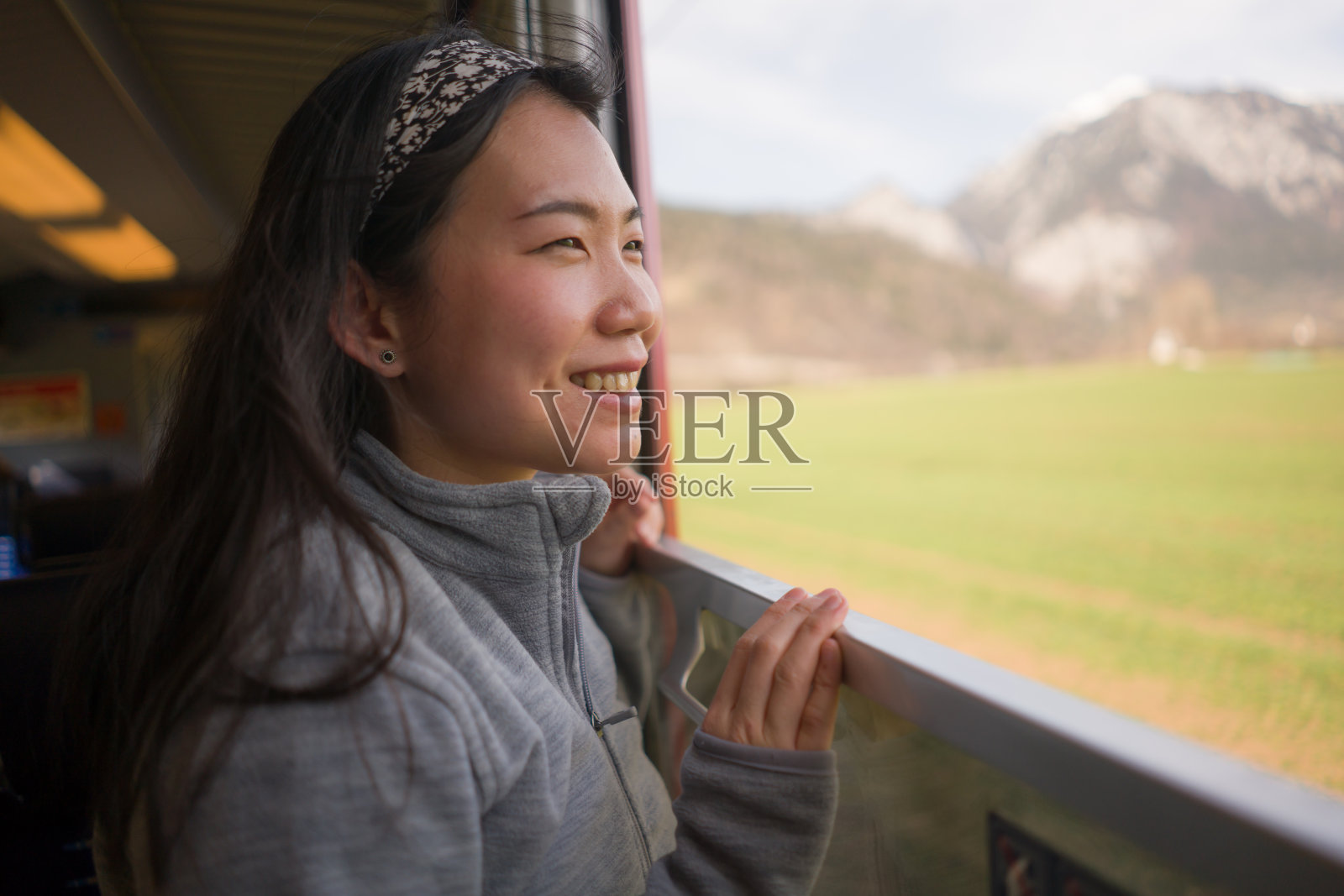 火车旅行度假-生活方式肖像的年轻快乐和美丽的亚洲韩国妇女旅行在铁路看透过窗户照片摄影图片