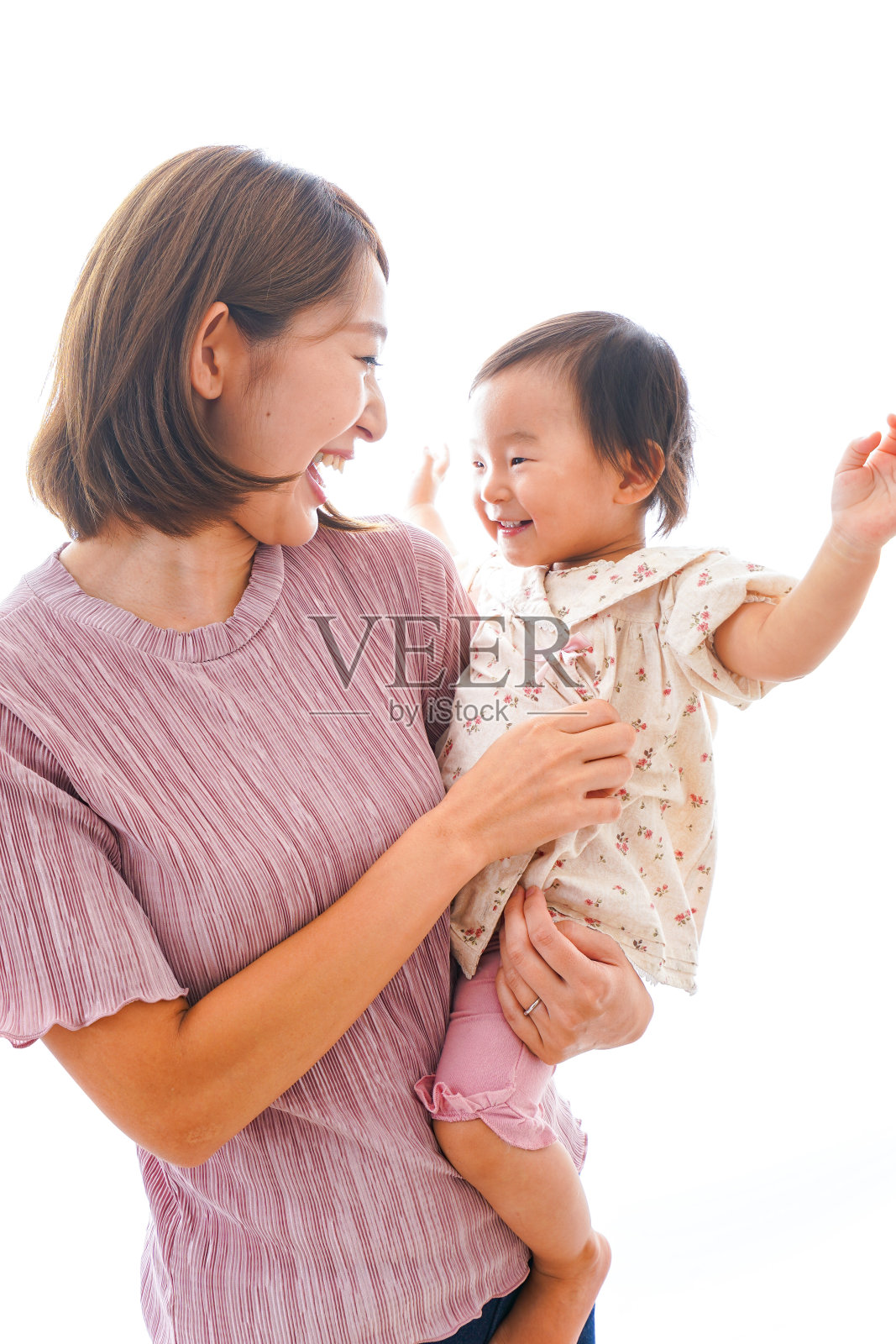 妈妈怀里抱着一个婴儿照片摄影图片