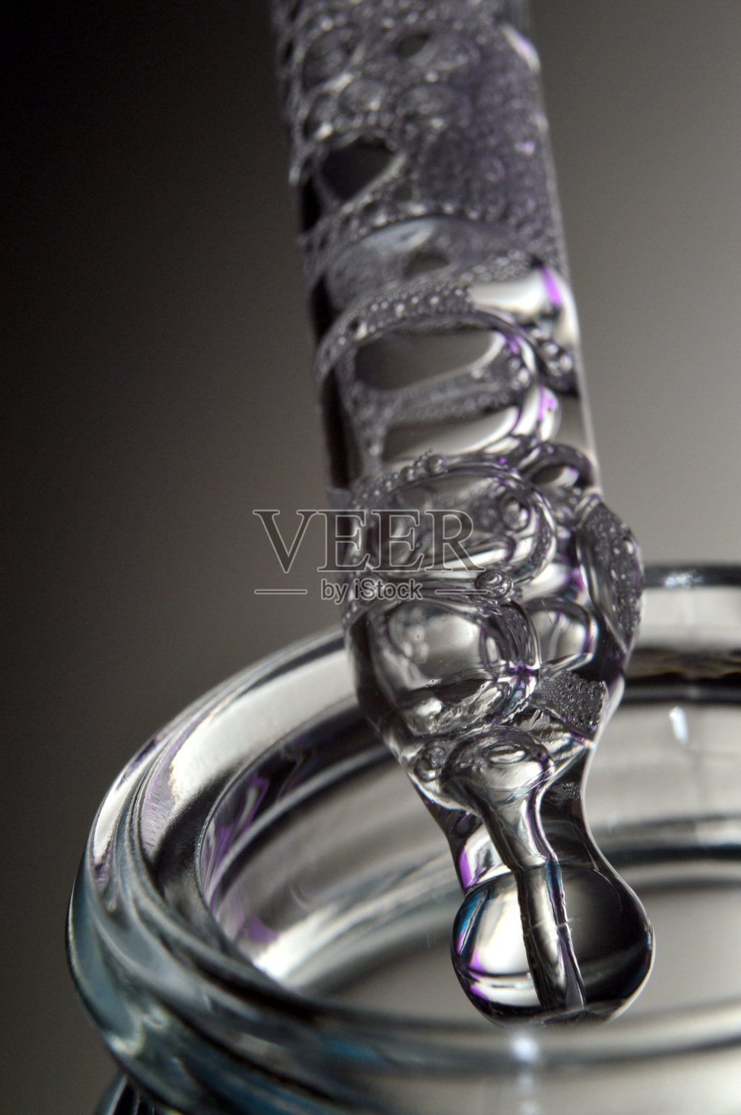 一个装着冒泡液体的化妆品吸管和一个瓶子。特写镜头。照片摄影图片