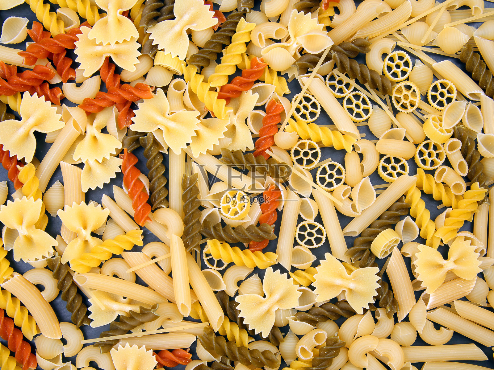 不同种类的意大利面。面粉制品和烹饪食品照片摄影图片