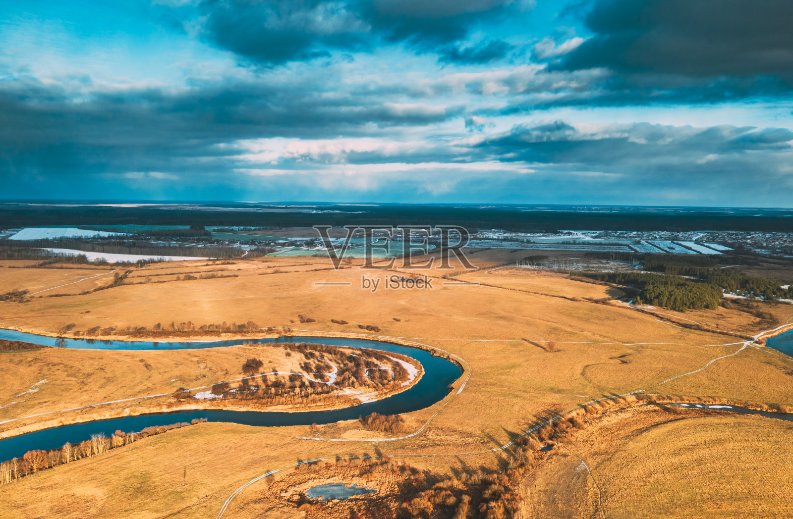 欧洲。鸟瞰图干燥的草和部分冻结的弯曲河景观在秋天的一天。高态度的观点。沼泽的沼泽。无人机的观点。鸟瞰照片摄影图片
