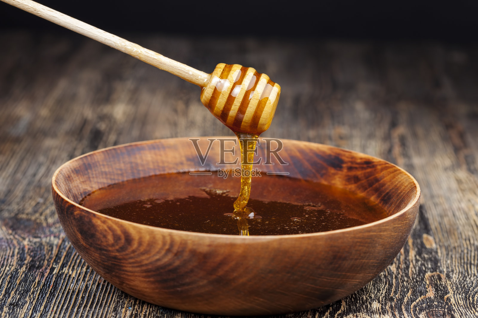 一勺蜂蜜和优质蜜蜂蜂蜜照片摄影图片