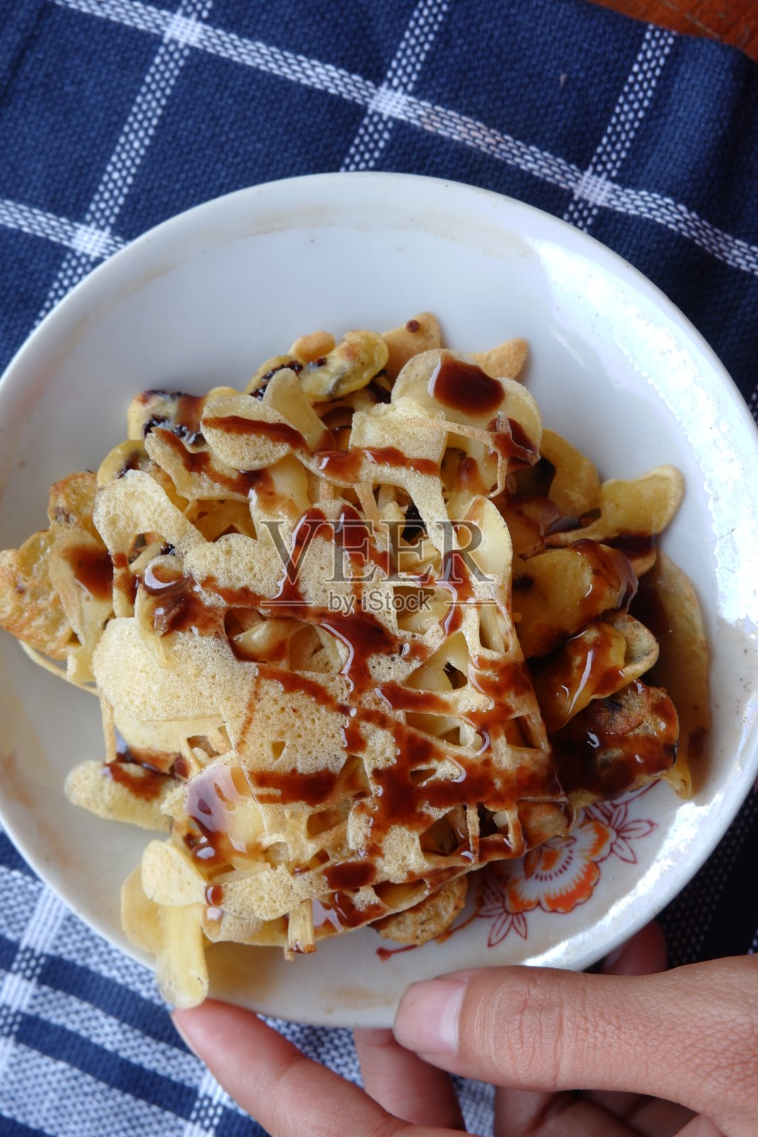 印度尼西亚Wonosobo——2021年3月,在印度尼西亚,面包加上巧克力酱照片摄影图片