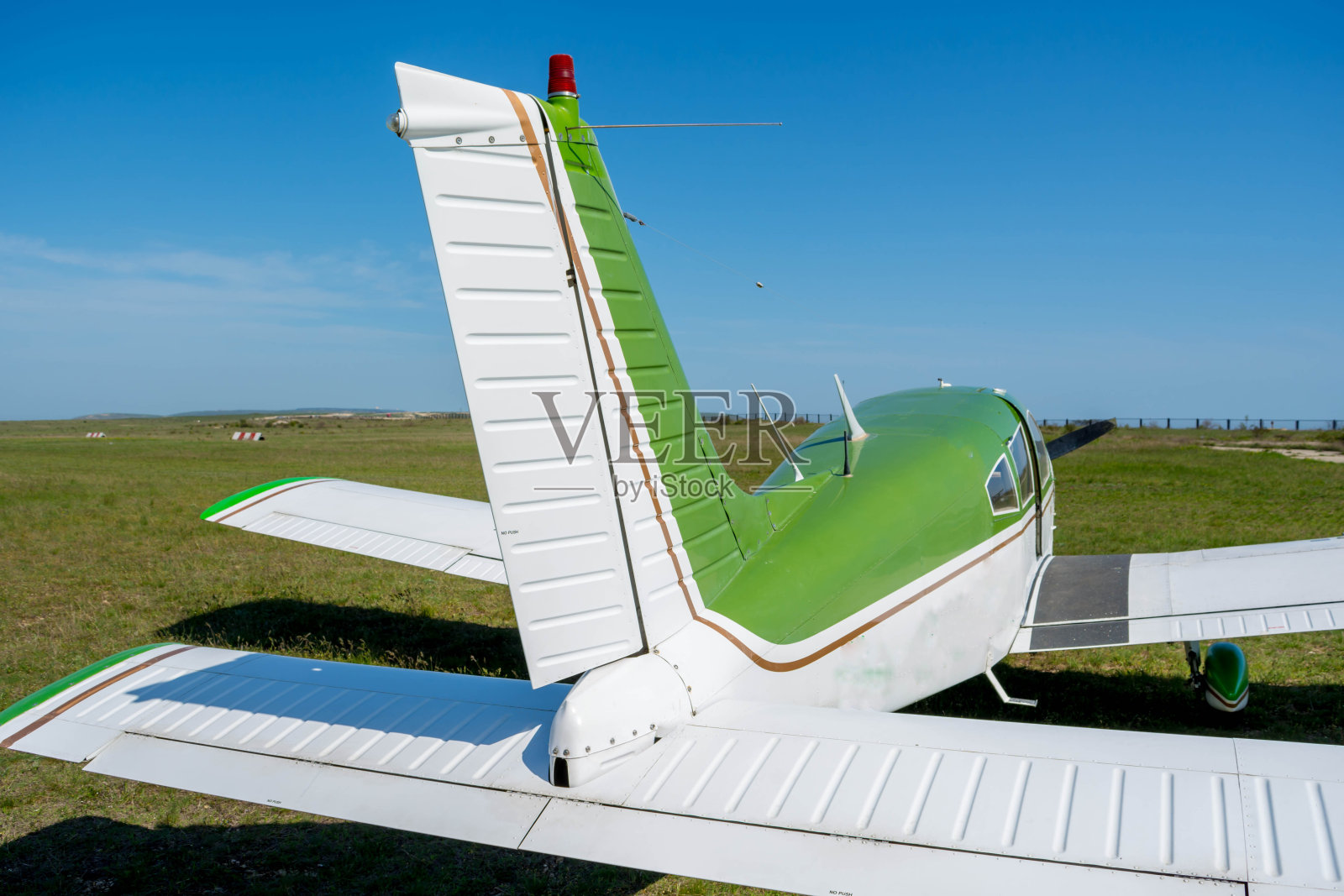 小快乐飞机照片摄影图片