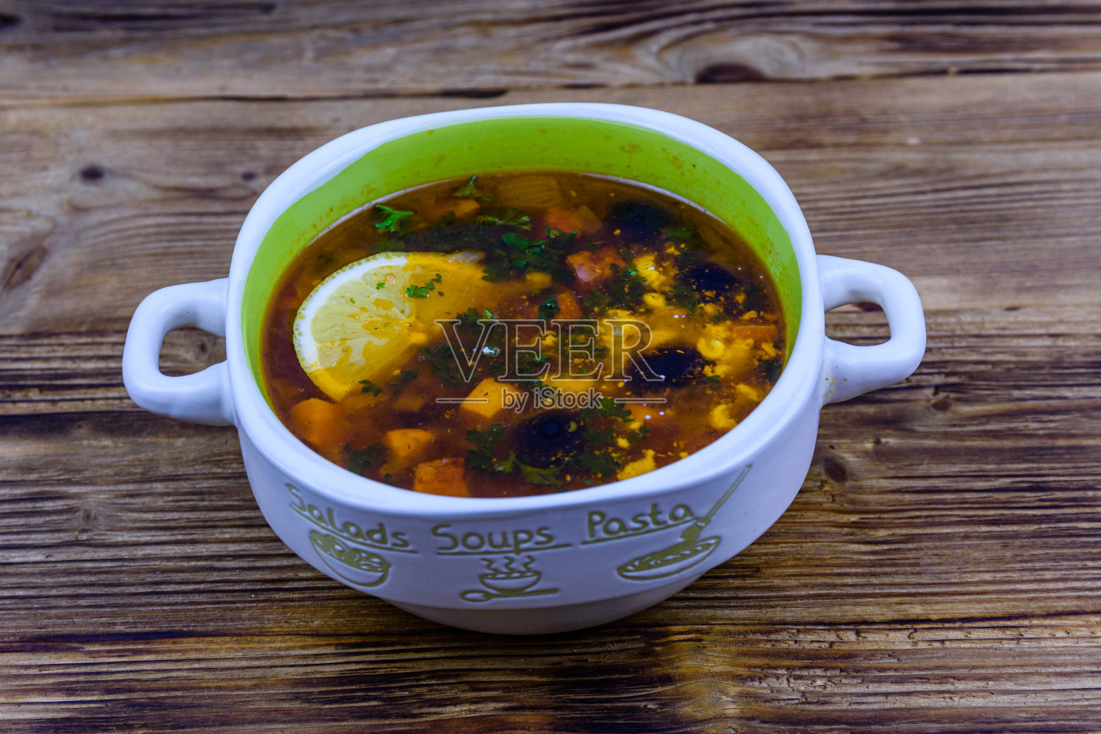 俄罗斯传统的大杂烩汤放在木桌上照片摄影图片