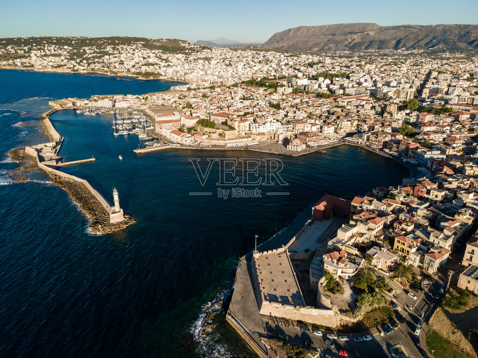 无人机俯瞰查尼亚城,克里特岛,希腊。照片摄影图片