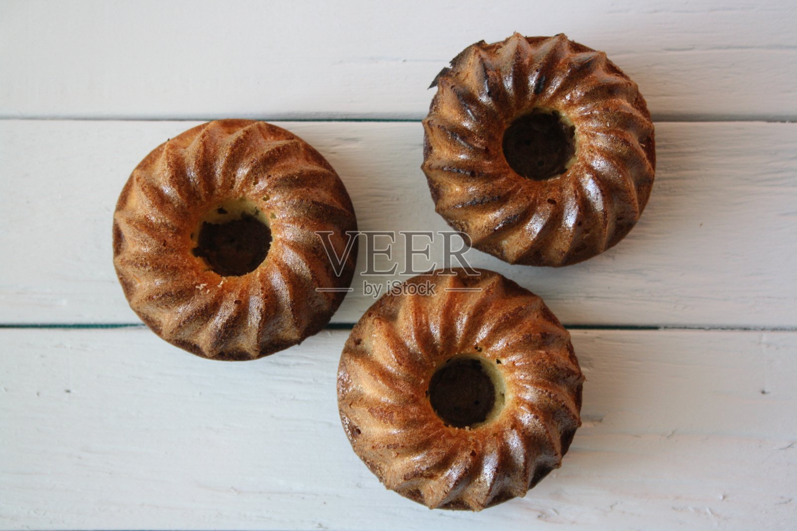 小蛋糕放在木板上的小形状纸杯蛋糕照片摄影图片