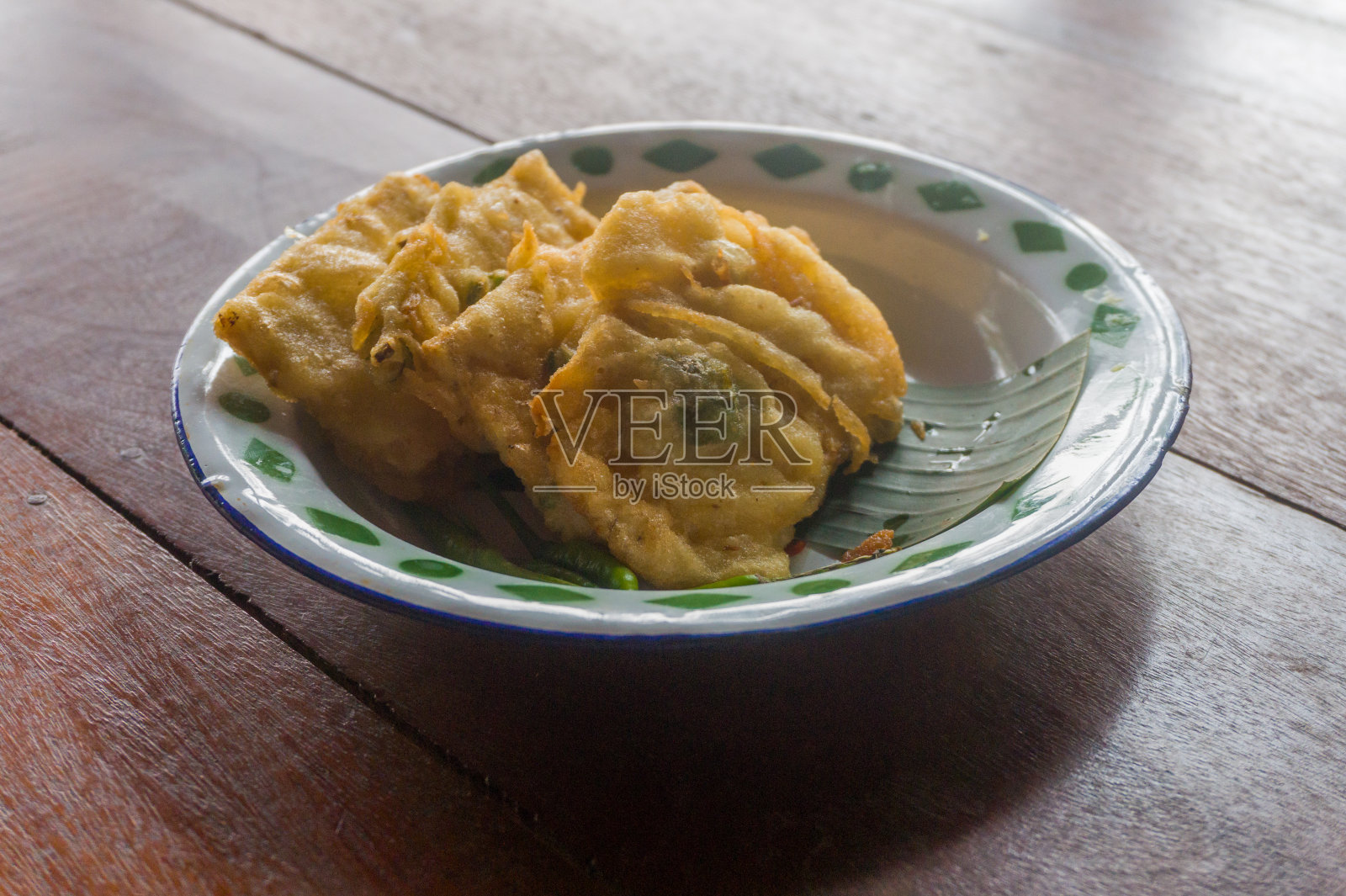 在铝板上炸豆豉照片摄影图片