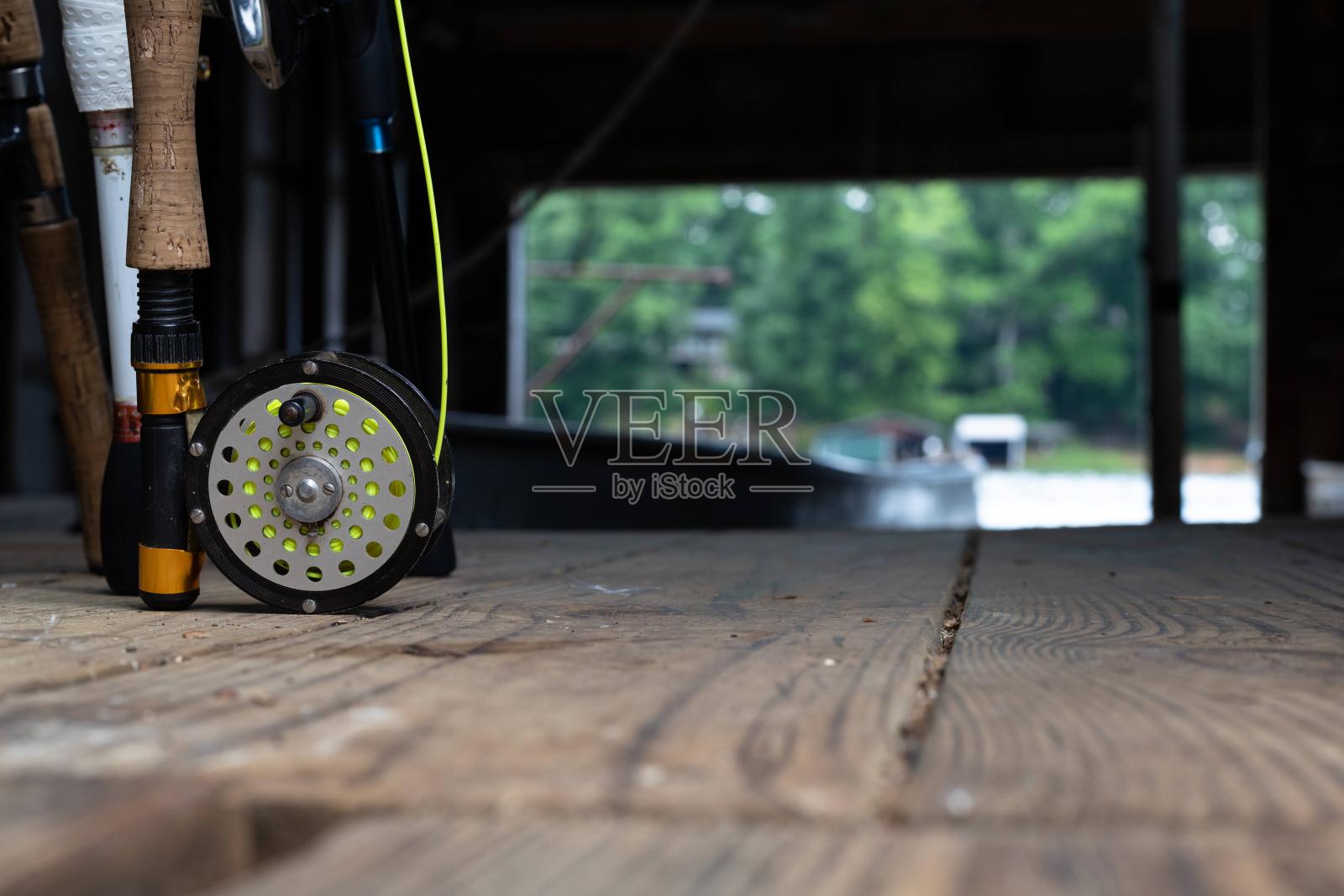 船屋里的钓竿照片摄影图片