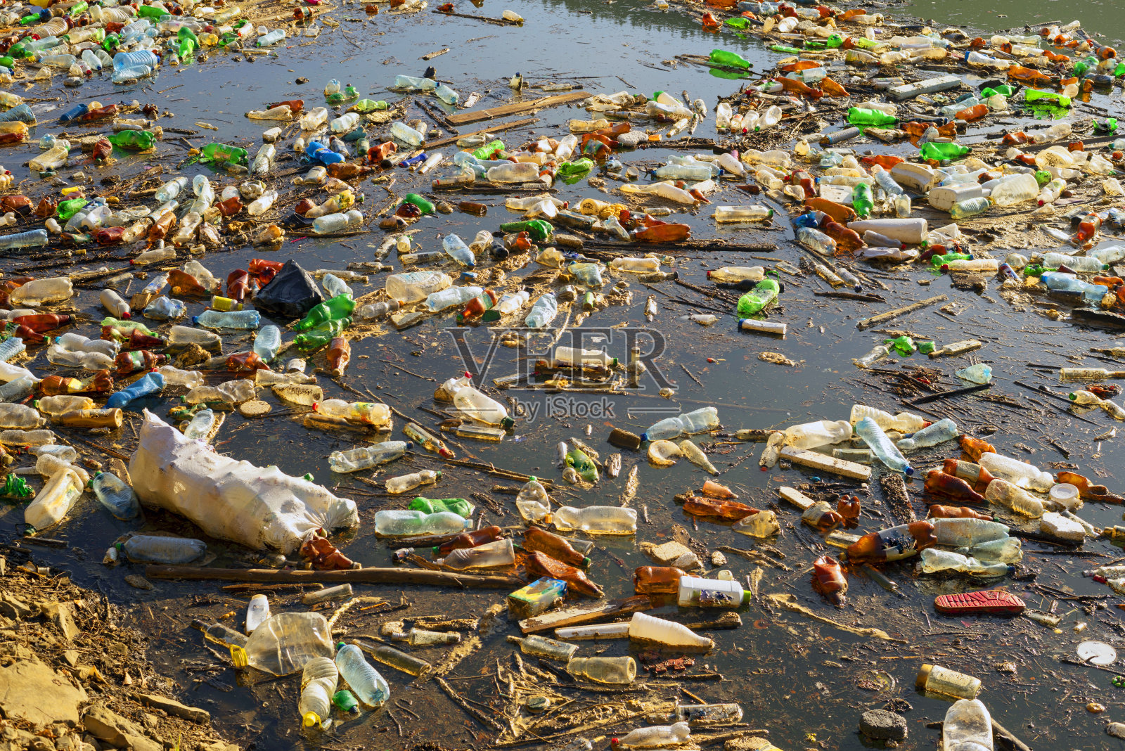 一片塑料垃圾的海洋照片摄影图片