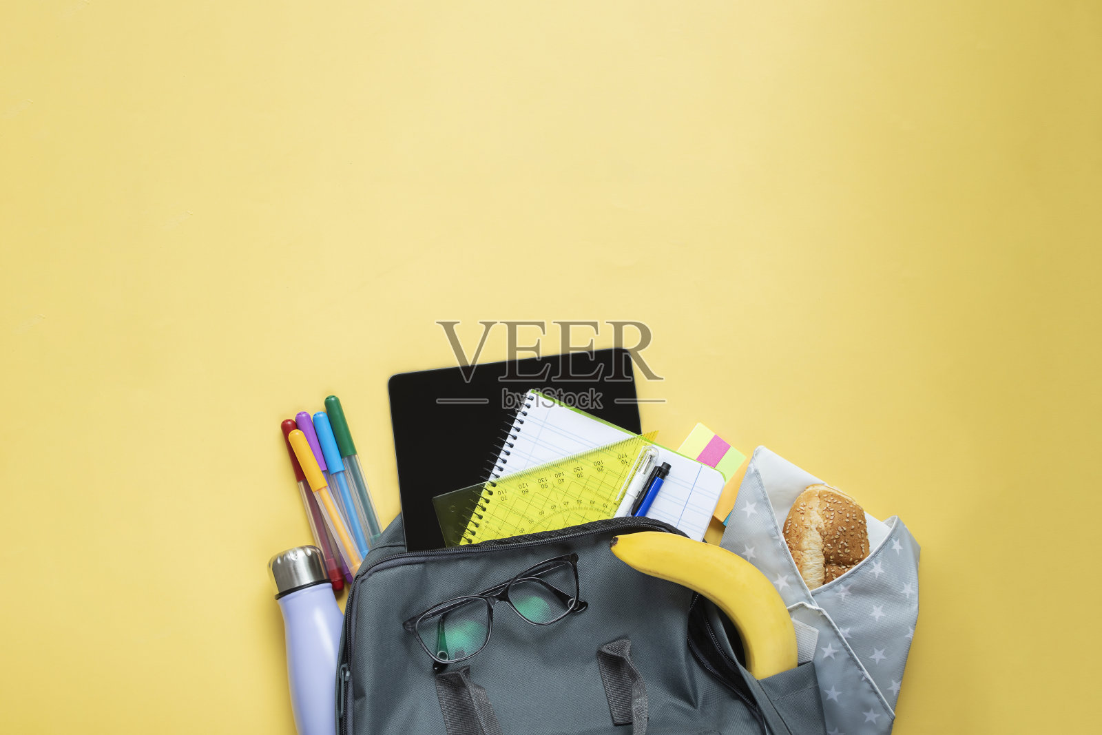 打开学生背包俯视图照片摄影图片