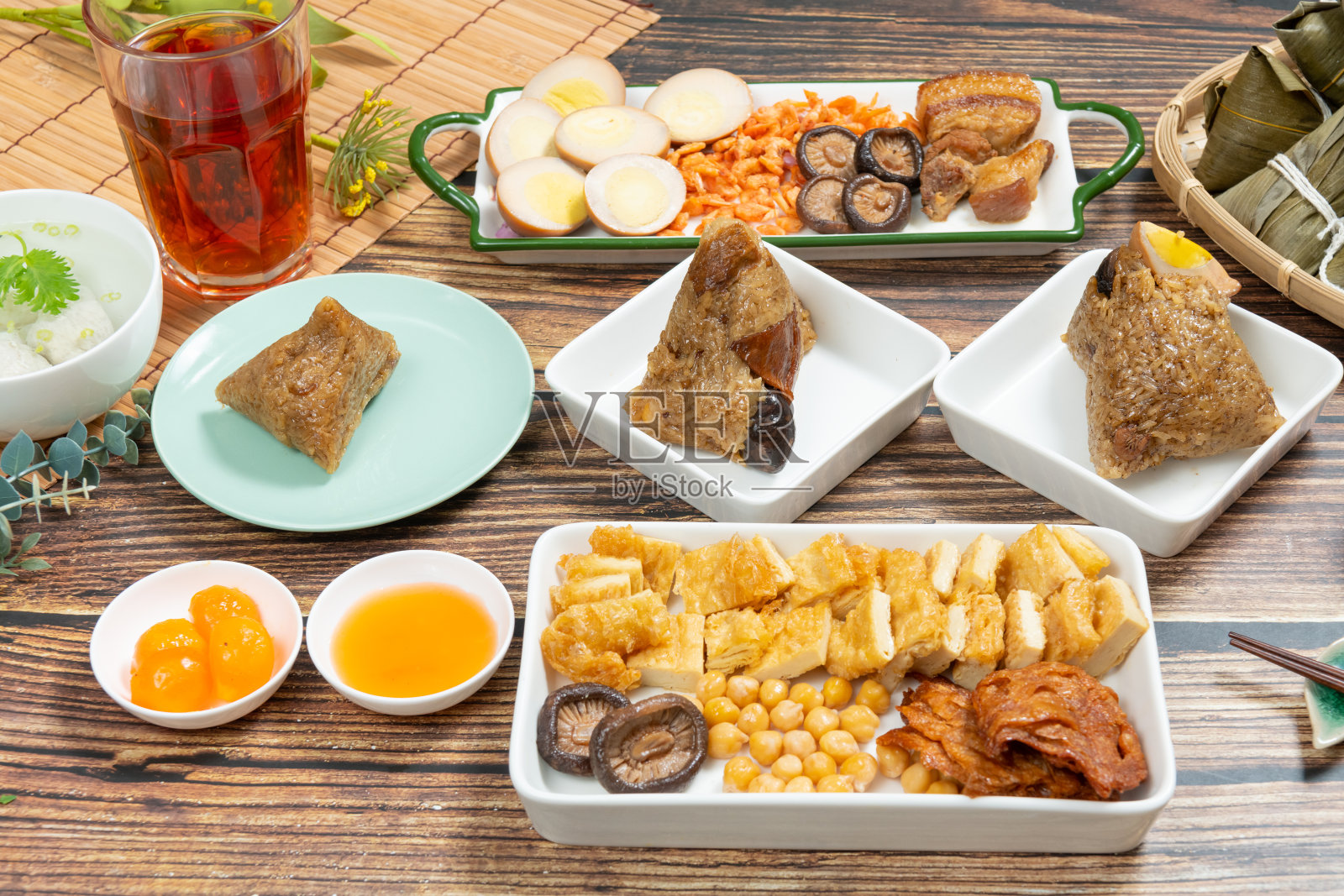 粽子是一种传统的中国米饭,用糯米和竹叶包裹,端午节是做和吃粽子照片摄影图片