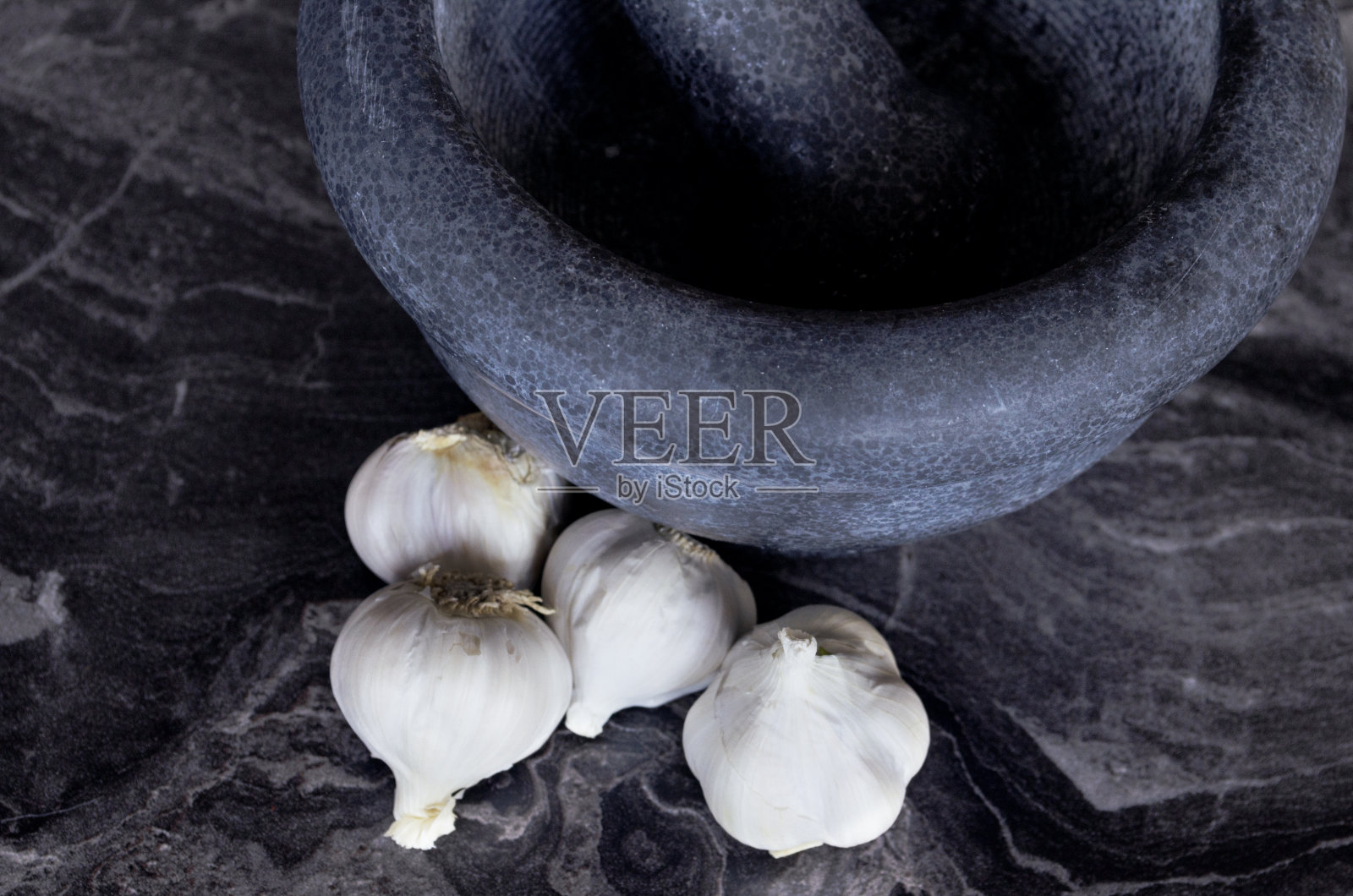 用研钵和杵捣碎大蒜照片摄影图片