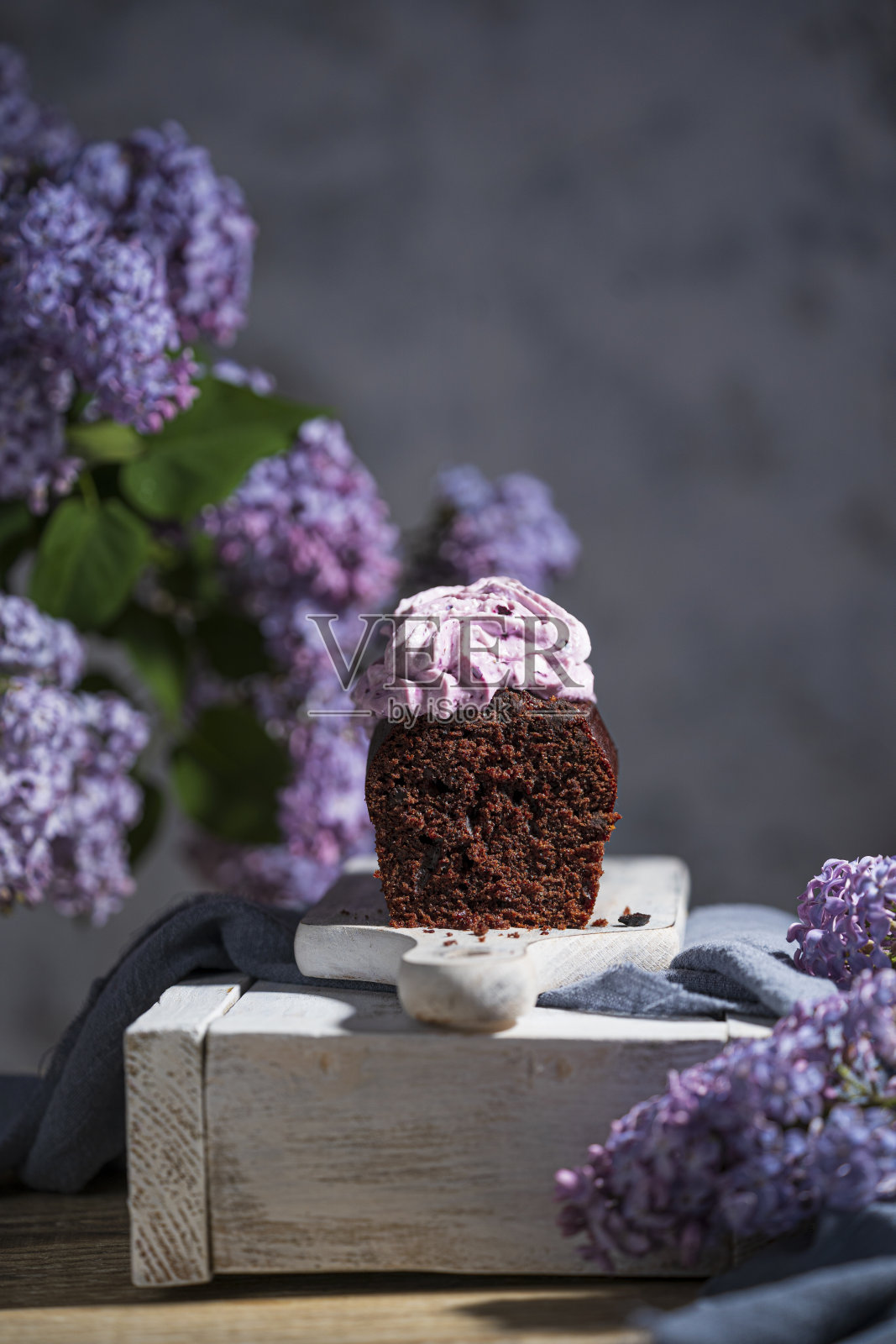 巧克力海绵蛋糕,上面有浆果奶油。照片摄影图片