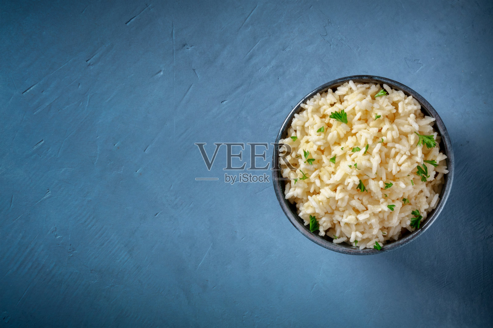 米,在深蓝色的背景下从上方拍摄照片摄影图片