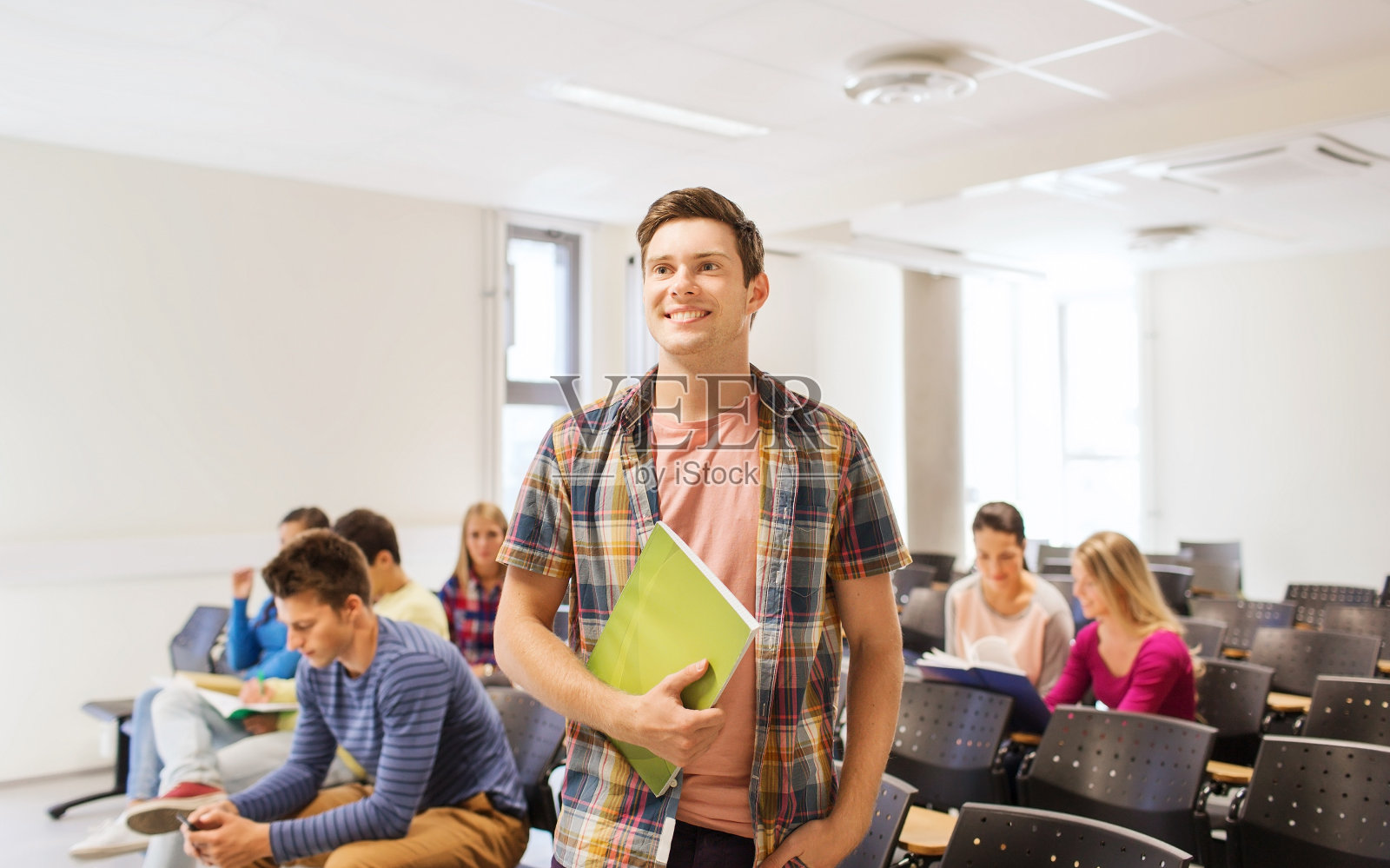 一群微笑的学生在报告厅照片摄影图片