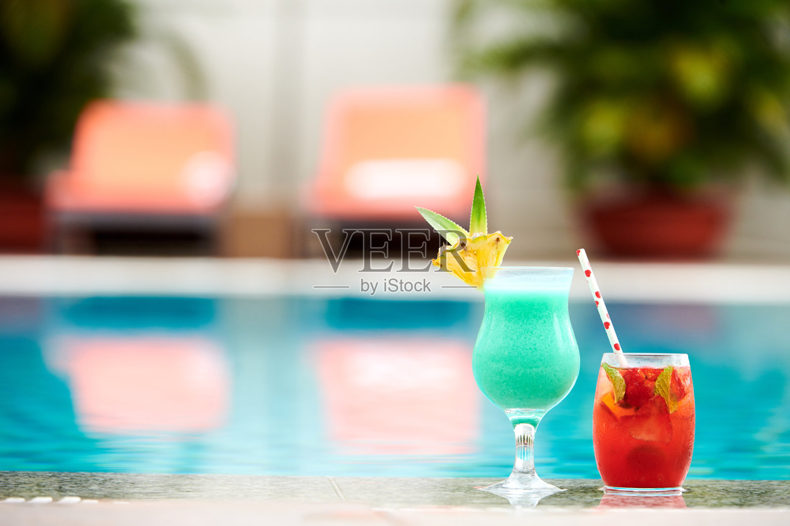 泳池边的鸡尾酒照片摄影图片