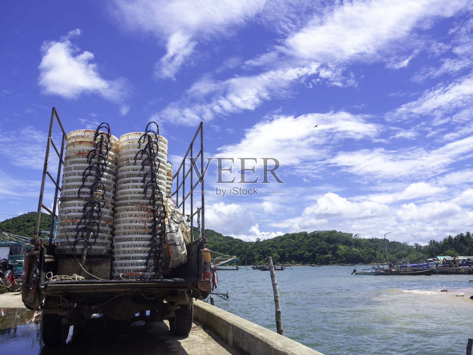 美丽的夏日海景。照片摄影图片