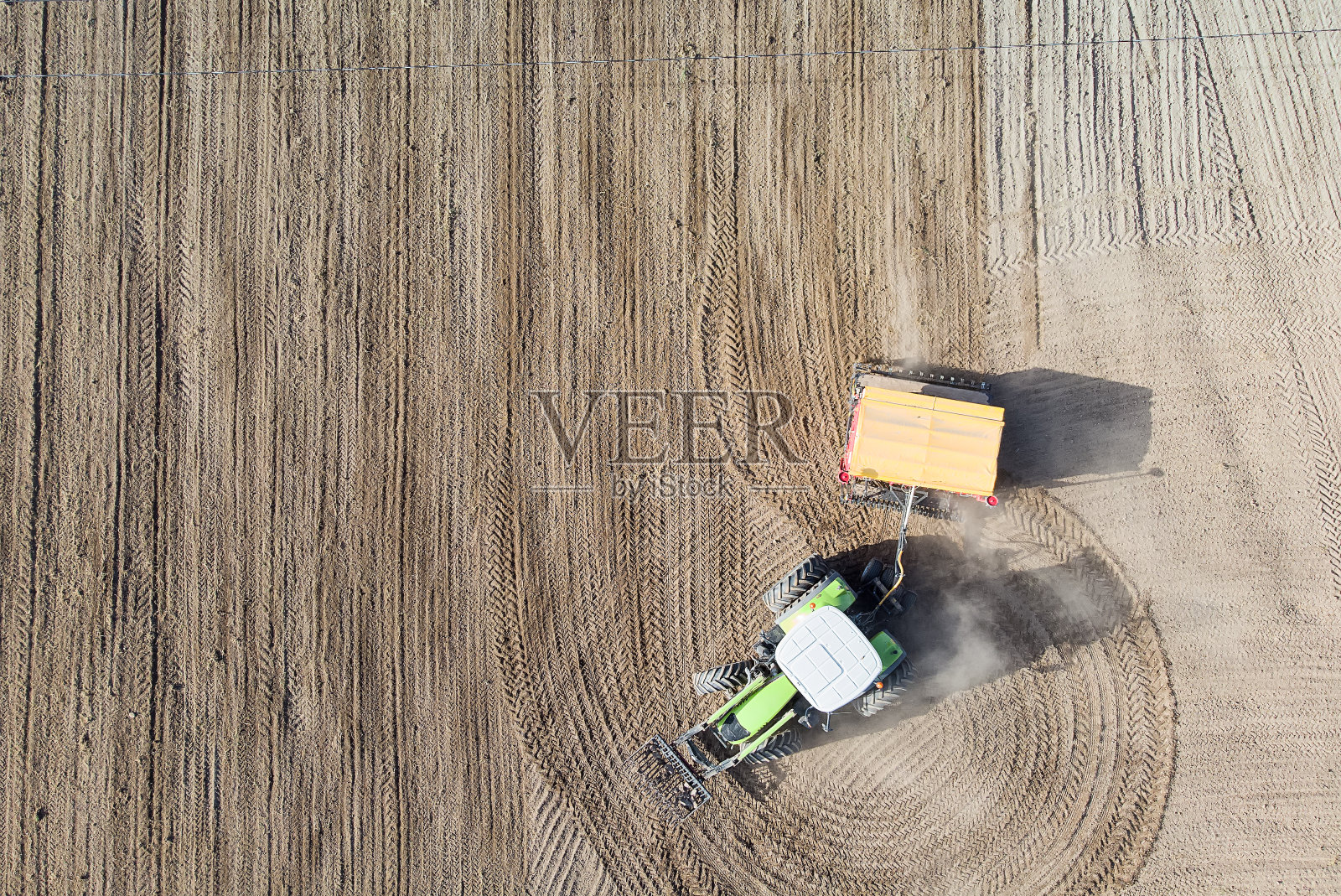 在干燥的土地上播种照片摄影图片