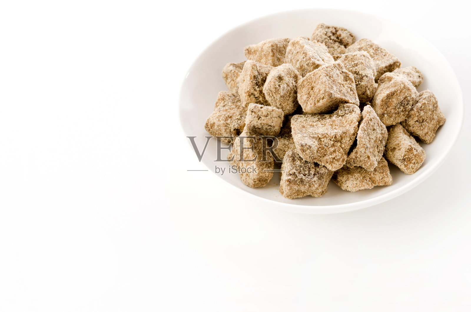 白色底色上的白色盘子上的红糖块照片摄影图片