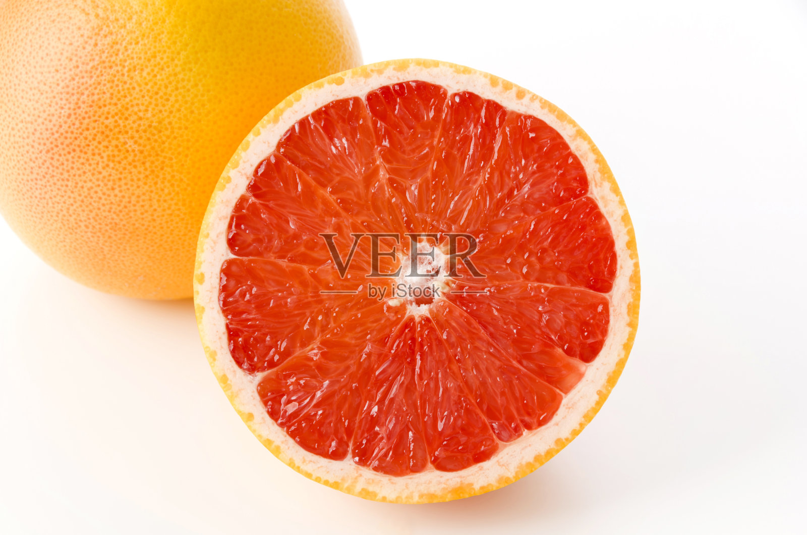 白色背景上的葡萄柚。照片摄影图片