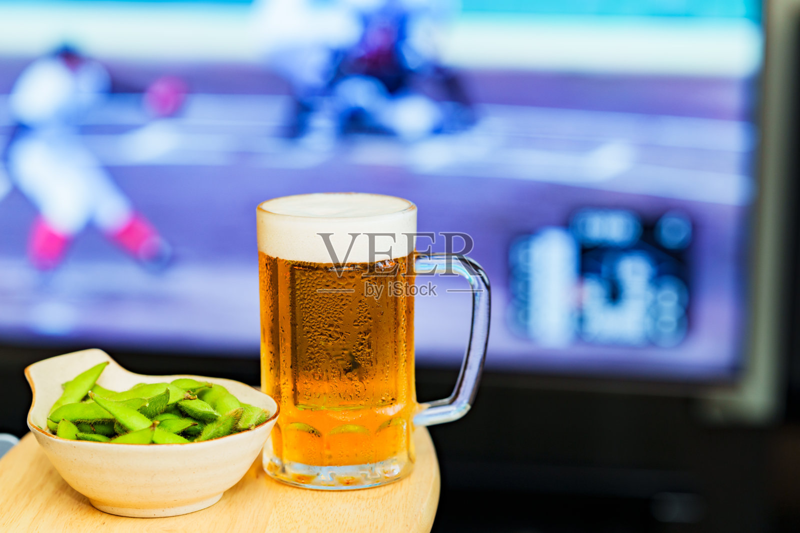 夏天的啤酒杯和毛豆照片摄影图片