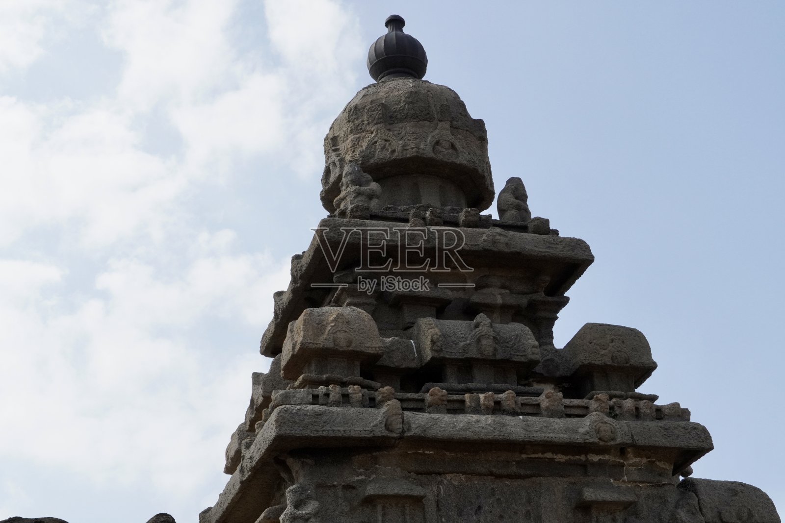 在清澈的天空背景下,有雕刻的古代岸边寺庙。泰米尔纳德邦马哈巴利普兰海岸寺庙的历史遗址。印度建筑岩石艺术寺庙的奇迹。照片摄影图片